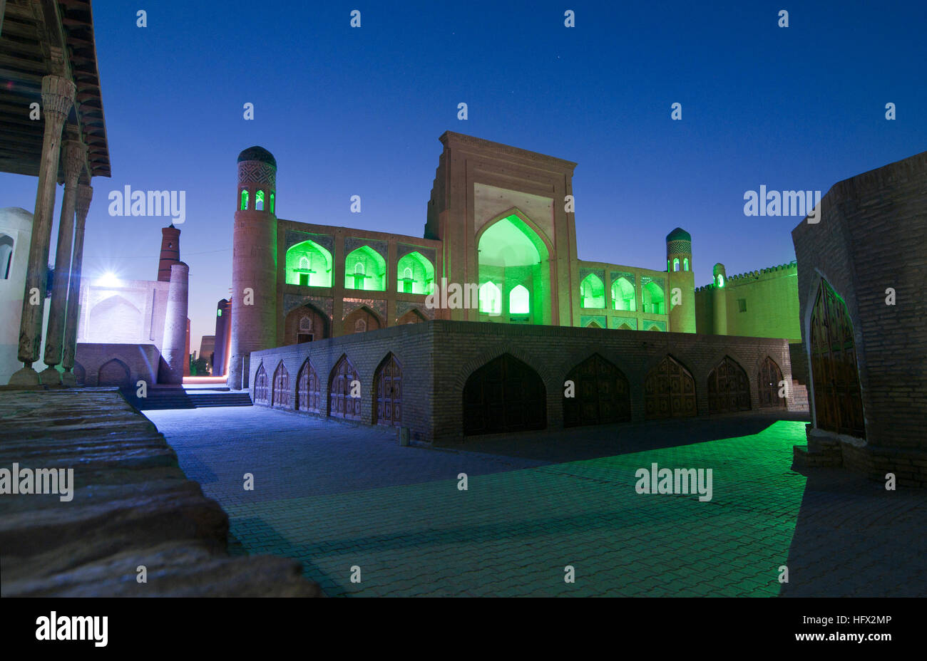 Madrasa Islam Khodja di notte, Khiva, Uzbekistan. Foto Stock