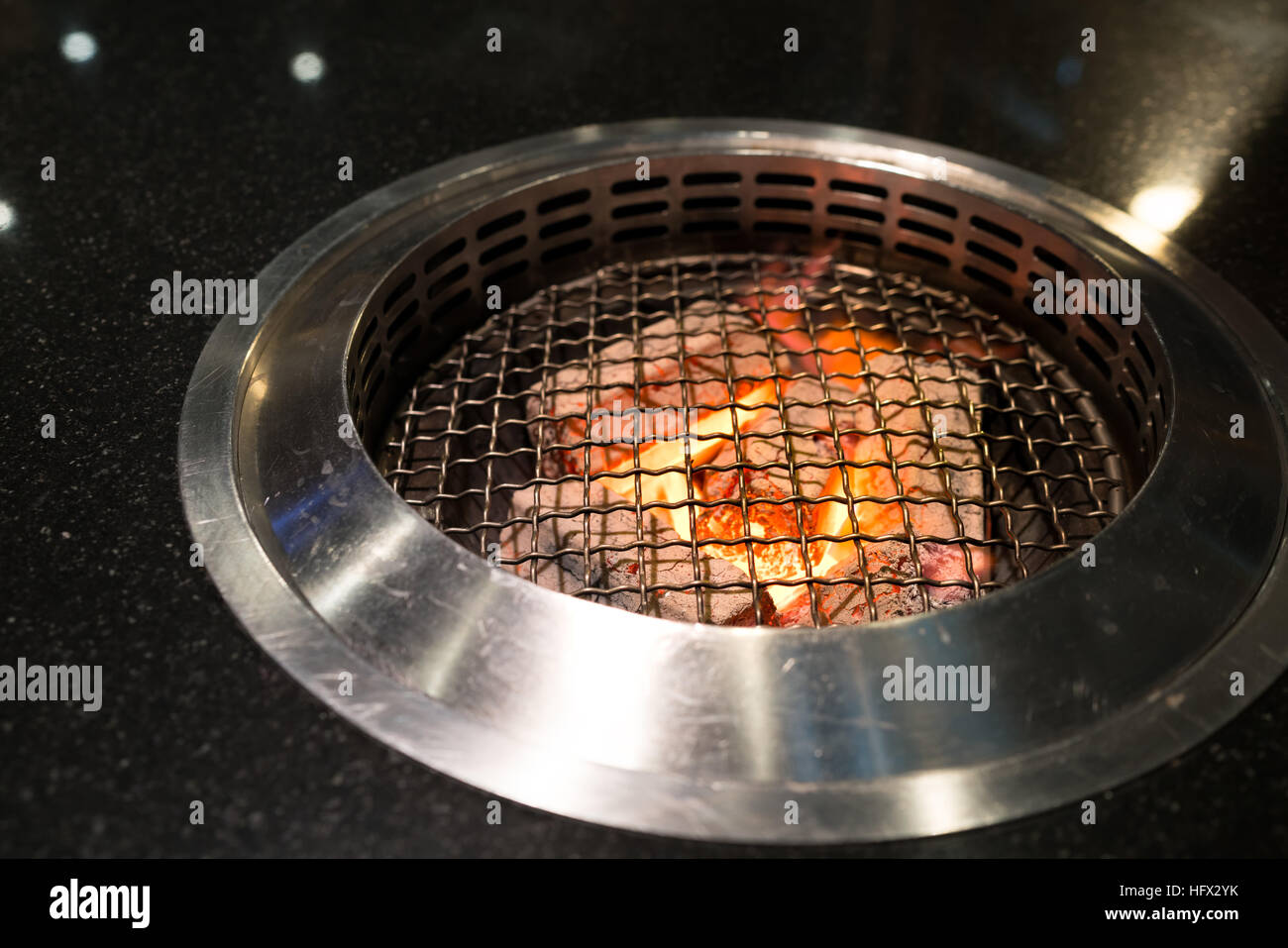 Flaming barbecue a carbone grill, pronto per la carne cruda BBQ o yakiniku, il cibo e il ristorante di concetto Foto Stock