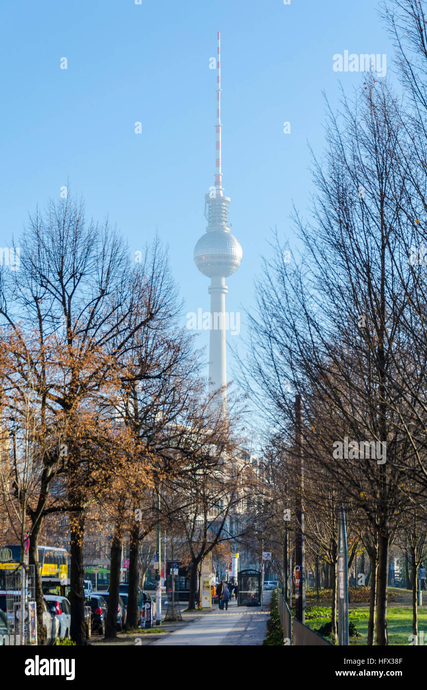 Vista la Fernsehturm (Televisione TV Tower) lungo Oranienburger Strasse con Monbijoupark a destra Foto Stock