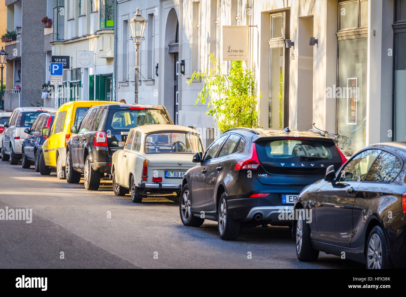 Vecchia Trabant parcheggiato in una linea di auto moderne a Berlino, Germania Foto Stock
