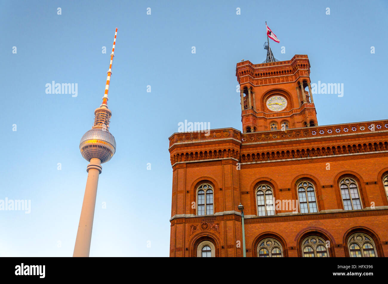 Fernsehturm Torre della TV e il Rotes Rathaus edificio di mattoni rossi. Berlino, Germania Foto Stock