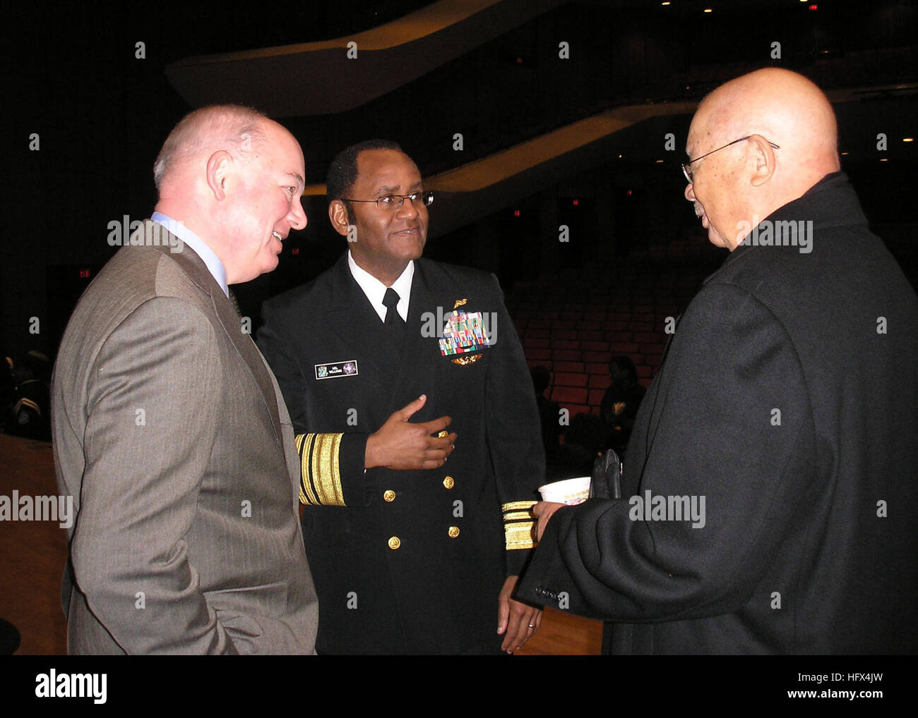 090119-N-8745S-001 NORFOLK (GEN. 19, 2009) Vice Adm. Mel Williams Jr., commander, U.S. Seconda flotta, parla a Norfolk Sindaco della città Paolo Fraim, sinistra e ex Vice Sindaco Giuseppe Verdi dopo un programma di Chrysler Hall onorando il Dr Martin Luther King e il cinquantesimo anniversario della scuola pubblica desegregazione. (U.S. Foto di Marina dalla Cmdr. Jensin Sommer/RILASCIATO) Navy US 090119-N-8745S-001 Vice Adm. Mel Williams Jr. parla di Norfolk Sindaco della città Paolo Fraim ed ex Vice Sindaco Giuseppe Verdi a Chrysler Hall Foto Stock