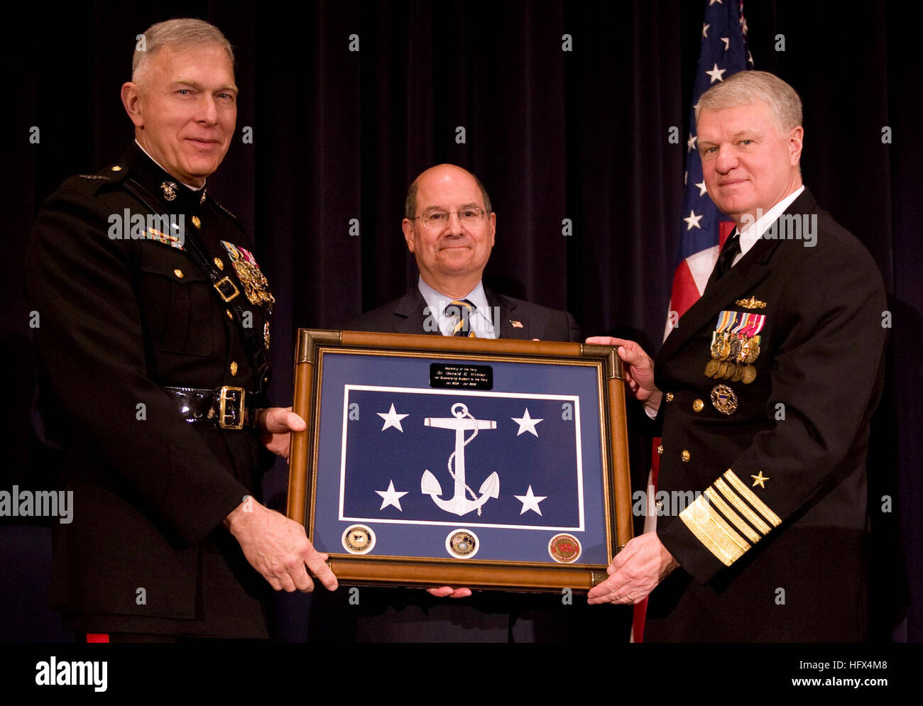 090123-N-7090S-315 WASHINGTON (GEN. 23, 2009) segretario della Marina (SECNAV) gli onorevoli Dr. Donald C. inverno è presentato il Segretario ufficiale della Marina bandiera dal comandante del Marine Corps gen. James T. Conway, a sinistra e a capo di operazioni navali (CNO) Adm. Gary Roughead durante una cerimonia di congedo presso la Caserma marini a 8 e ho le strade di Washington. (U.S. Foto di Marina di Massa lo specialista di comunicazione 2a classe Jhi L. Scott/RILASCIATO) Navy US 090123-N-7090S-315 segretario della Marina (SECNAV) gli onorevoli Dr. Donald C. inverno è presentato il Segretario ufficiale della Marina bandiera da Foto Stock