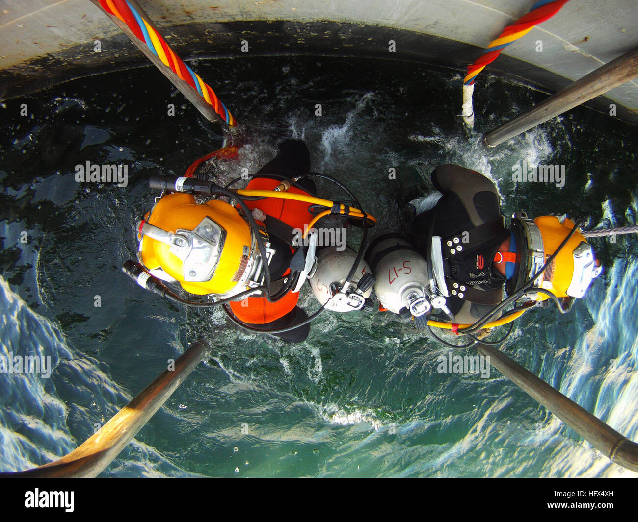 I subacquei, assegnato a Mobile Diving e unità di soccorso (MDSU) 2, e il giunto POW/mia contabilità (Comando JPAC), vengono abbassati in acqua per condurre un recupero di immergersi nel golfo di San Lorenzo. Una 50-persona del team di recupero dal JPAC, MDSU 2, e civili di marinai da la USNS benna mordente (T-ARS 53), stanno conducendo scavi subacquei alla ricerca di cinque americani che sono stati persi quando la loro costruttiva PBY-5un aereo si è schiantato nel novembre 1942. JPAC conduce la ricerca globale, recupero e le operazioni di laboratorio per identificare dispersi-per gli americani da conflitti del passato al fine di supportare il dipartimento della difesa Foto Stock