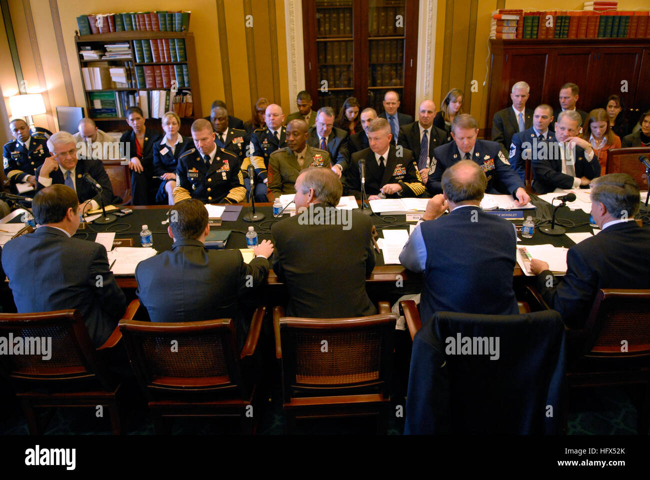 090204-N-9818V-116 WASHINGTON (feb. 4, 2009) Master Chief Sottufficiali della Marina Rick West, secondo da destra, testimonia davanti alla casa stanziamenti sottocommissione per la Veteran's Affari e costruzione militare al Campidoglio di Washington. Ad ovest è apparso davanti al Congresso con Sgt. Il Mag. dell'esercito Kenneth Preston, Capo Comandante Sergente della Air Force Rodney McKinley e Sgt. Il Mag. del Marine Corps Carlton Kent. (U.S. Foto di Marina di Massa lo specialista di comunicazione 1a classe Jennifer A. Villalovos/RILASCIATO) Navy US 090204-N-9818V-116 Master Chief Sottufficiali della Marina Rick West, seconda fro Foto Stock