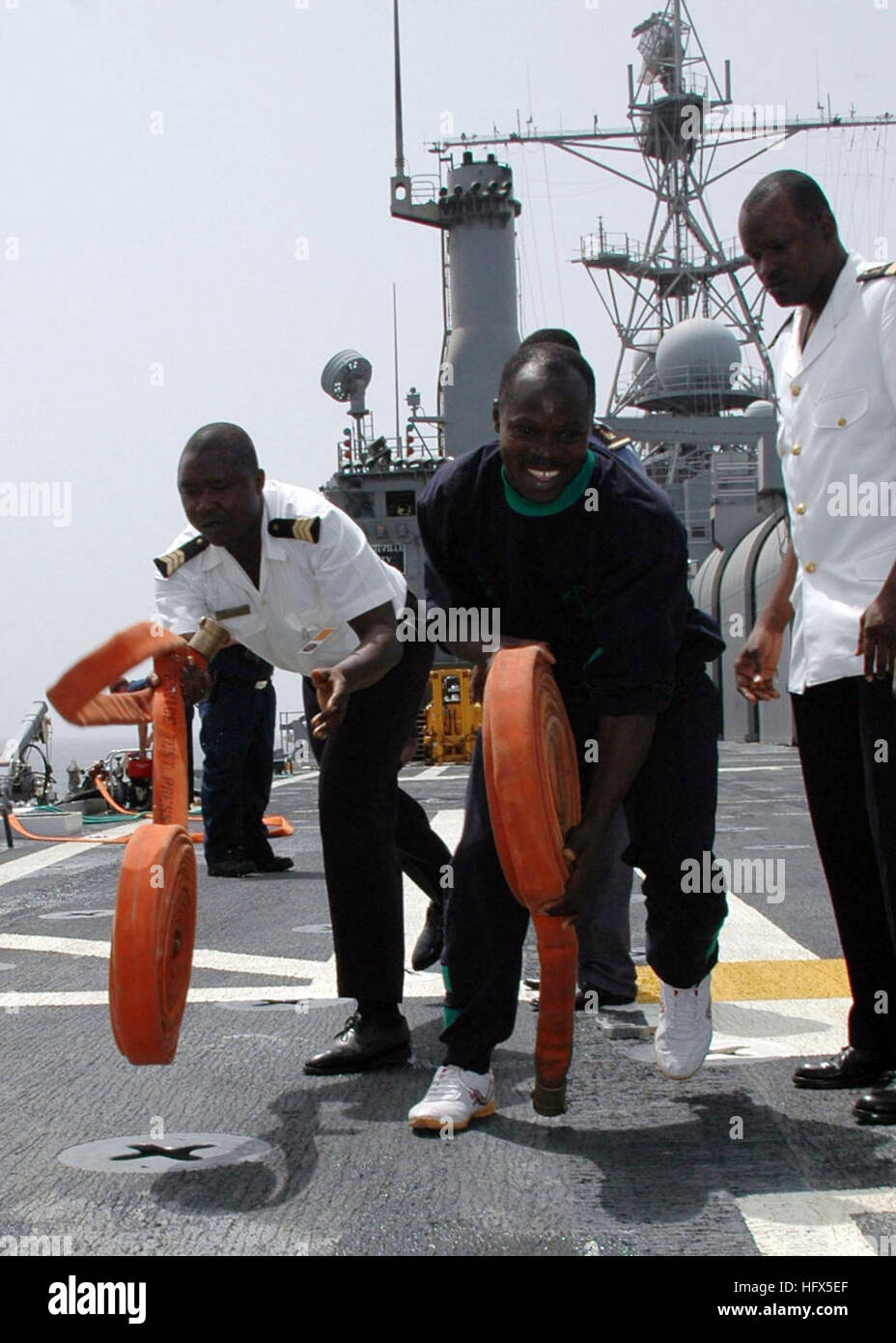 090213-N-1655H-237 OCEANO ATLANTICO (feb. 13, 2009) Africa Partnership Station avviato tirocinanti srotolare manichette da incendio a bordo il trasporto anfibio dock nave USS Nashville (LPD 13) durante il controllo dei danni della formazione. Il West African marinai, dal Benin, Ghana e Togo, sono imbarcati a bordo di Nashville per tre settimane. Nashville è distribuito come parte dell Africa Partnership Station 2009, un'iniziativa internazionale sviluppato da forze navali in Europa e forze navali in Africa, che si prefigge di lavorare in modo cooperativo con gli Stati Uniti e con i partner internazionali per migliorare la sicurezza marittima e per la sicurezza del continente africano Foto Stock