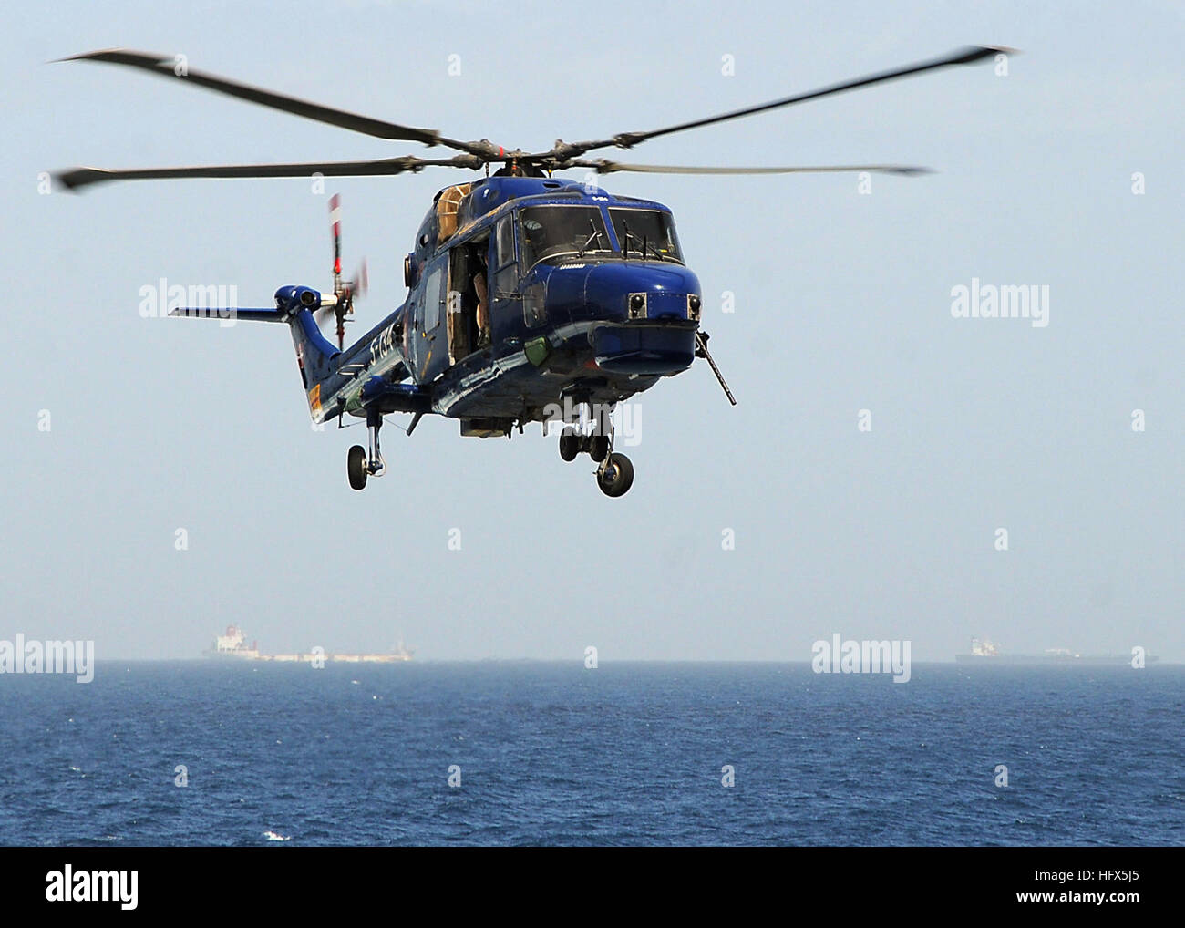 090217-N-1082Z-043 Golfo di Aden (feb. 17, 2009) un olandese Lynx SH-14C Helicopter assegnato all'Olandese supporto flessibile ship HDMS Absalon (L 16), conduce un trasferimento di personale con le visite-missili cruiser USS Vella Gulf (CG 72). Vella golfo è l'ammiraglia per il combinato di Task Force 151, un multi-nazionale task force conducendo contro la pirateria operazioni per individuare ed impedire la pirateria in e attorno al Golfo di Aden, Golfo Arabico, Oceano Indiano e Mar Rosso. (U.S. Foto di Marina di Massa lo specialista di comunicazione 2a classe Jason R. Zalasky/RILASCIATO) Navy US 090217-N-1082Z-043 un olandese Lynx SH-14C Helicopter assig Foto Stock