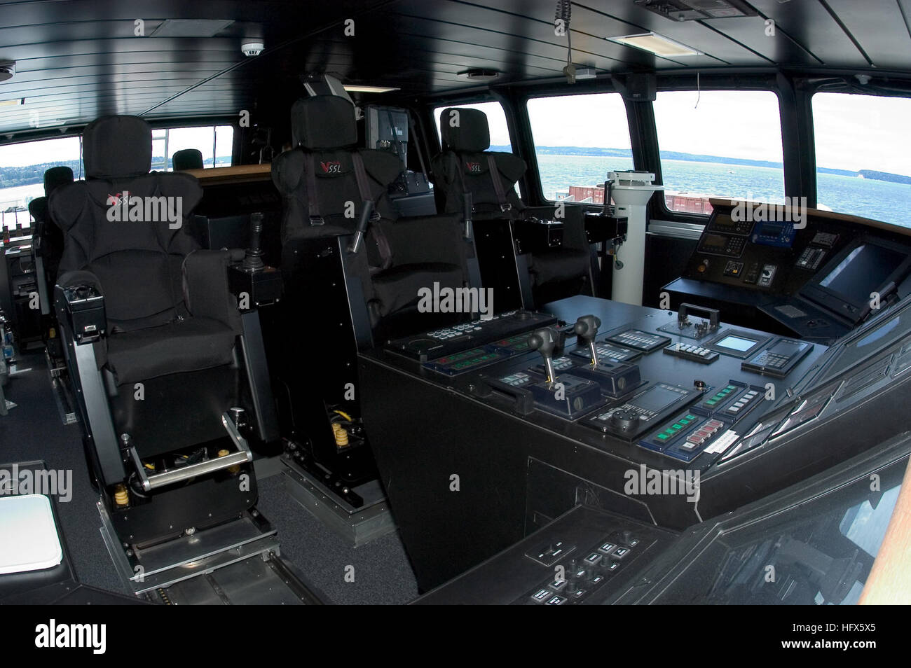 050711-N-3390M-040 Everett, Washington. (12 luglio 2005) - Il Ponte a bordo della U.S. La marina della nuovissima nave, il litorale Craft-Experimental superficiale (X-Craft), mare Fighter (FSF 1), a bordo della stazione navale di Everett, Washington. Mare Fighter sarà utilizzato per valutare le prestazioni di idrodinamica, comportamento strutturale, missione la flessibilità e il sistema di propulsione ad alta velocità di navi. La X-Craft è una ad alta velocità catamarano in alluminio che si prova una varietà di tecnologie che consentiranno di Marina di operare più efficacemente nel litorale o near-shore acque. Stati Uniti Navy foto di PhotographerÕs Mate 3° di classe Douglas G. Foto Stock