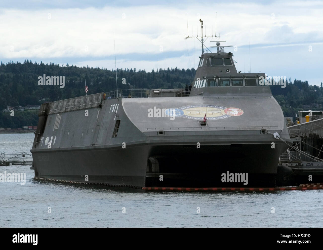 050711-N-3390M-044 Everett, Washington. (12 luglio 2005) Ð Il litorale Craft-Experimental superficiale (X-Craft), battezzato mare Fighter (FSF 1), attualmente inserito a bordo della stazione navale di Everett, Washington. Mare Fighter sarà utilizzato per valutare le prestazioni di idrodinamica, comportamento strutturale, missione la flessibilità e il sistema di propulsione ad alta velocità di navi. La X-Craft è una ad alta velocità catamarano in alluminio che si prova una varietà di tecnologie che consentiranno di Marina di operare più efficacemente nel litorale o near-shore acque. Stati Uniti Navy foto di PhotographerÕs Mate 3° di classe Douglas G. Morrison (rilasciato) Foto Stock