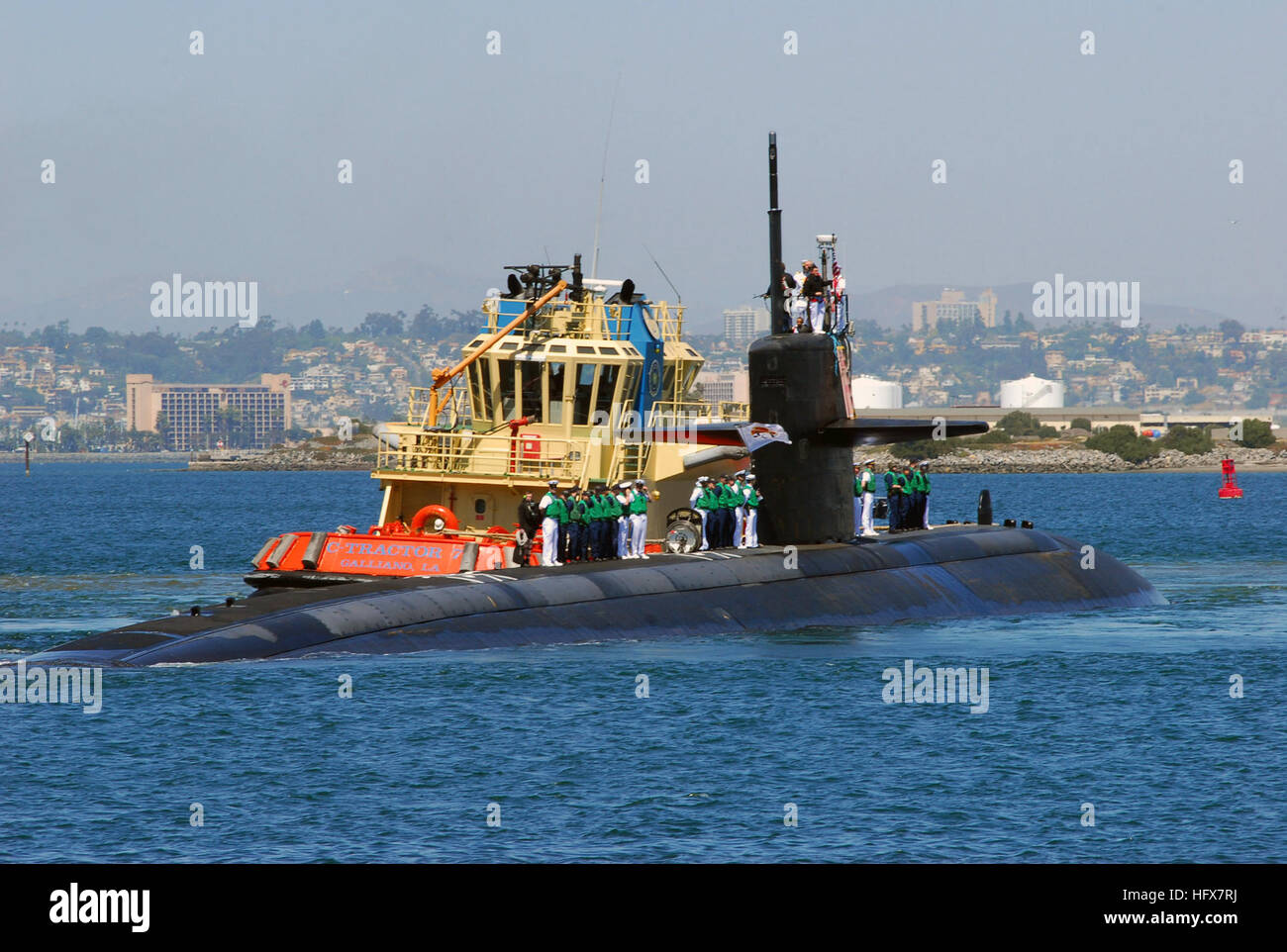090417-N-5617R-053 SAN DIEGO (17 aprile 2009) Il Los Angeles-class attack submarine USS San Francisco (SSN 711) tira nel suo nuovo homeport a Naval base sottomarina Point Loma. San Francisco è stata posta nel bacino a secco Struttura dopo la collisione con un uncharted montagna sottomarina a circa 350 miglia a sud di Guam Gen 8, 2005. (U.S. Foto di Marina di Massa lo specialista di comunicazione di terza classe Rialyn Rodrigo/RILASCIATO) Navy US 090417-N-5617R-053 il Los Angeles-class attack submarine USS San Francisco (SSN 711) tira nel suo nuovo homeport a Naval base sottomarina Point Loma Foto Stock