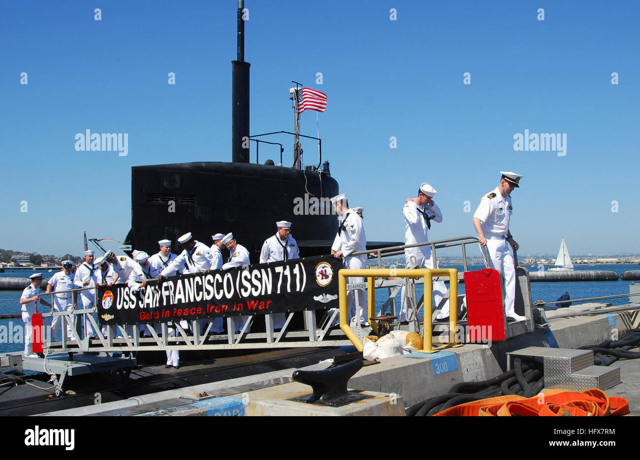 090417-N-5617R-152 SAN DIEGO (17 aprile 2009) marinai a piedi attraverso il brow come Los Angeles-class attack submarine USS San Francisco (SSN 711) arriva nella sua nuova homeport a Naval base sottomarina Point Loma. San Francisco è stata posta nel bacino a secco Struttura dopo la collisione con un uncharted montagna sottomarina a circa 350 miglia a sud di Guam Gen 8, 2005. (U.S. Foto di Marina di Massa lo specialista di comunicazione di terza classe Rialyn Rodrigo/RILASCIATO) Navy US 090417-N-5617R-152 marinai a piedi attraverso il brow come Los Angeles-class attack submarine USS San Francisco (SSN 711) arriva nella sua nuova hom Foto Stock