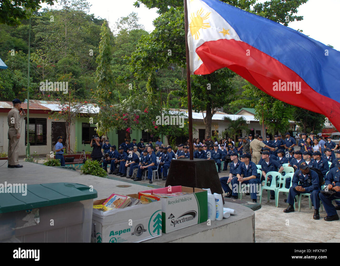 090418-N-9950J-252 Olongapo City, Repubblica delle Filippine (18 aprile 2009) Cappellano della Cmdr. Yin Dang parla ai velisti assegnati all'assalto anfibio nave USS Essex (LHD 2) prima di una comunità di un progetto di servizio a Barretto National High School. Durante il progetto, Essex marinai eseguiti lavori di riparazione, giocato giochi educativi con i bambini e consegnati libri donati da matricole classe a E.J. Re di alta scuola presso il comandante, le attività della flotta Sasebo in Giappone. L'Essex è che partecipano a Balikatan 2009, un annuale combinati, joint-bilaterale esercizio di U.S. Militari e forze armate di Foto Stock