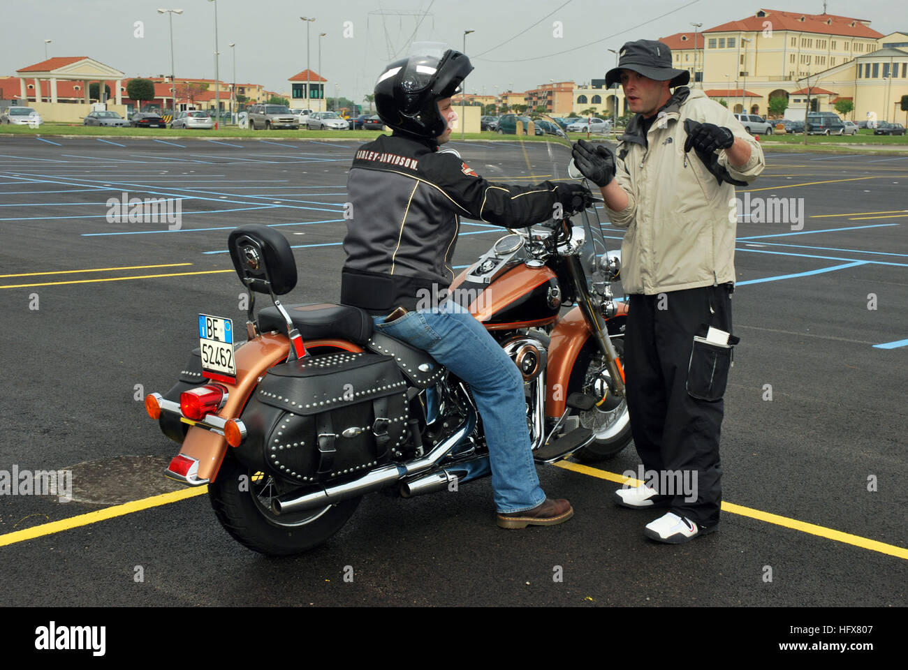 090420-N-0046R-018 napoli, Italia (Aprile 20,2009) Motorcycle Corso istruttore tecnico elettronico 1a classe Daryn Reid insegna lavoratore in acciaio di prima classe Riley Edwards il modo corretto per eseguire il trapano di equitazione durante il ciclista esperto di corso presso navale attività di supporto, Napoli Sito di supporto. Questo corso di equitazione era parte della sicurezza del motociclo settimana, che promuove adeguate tecniche di equitazione per garantire un sicuro ambiente di equitazione. (U.S. Foto di Marina di Massa Specialista comunicazione marinaio apprendista Kristopher Regan/RILASCIATO) Navy US 090420-N-0046R-018 Motorcycle Corso istruttore tecnico elettronico Foto Stock