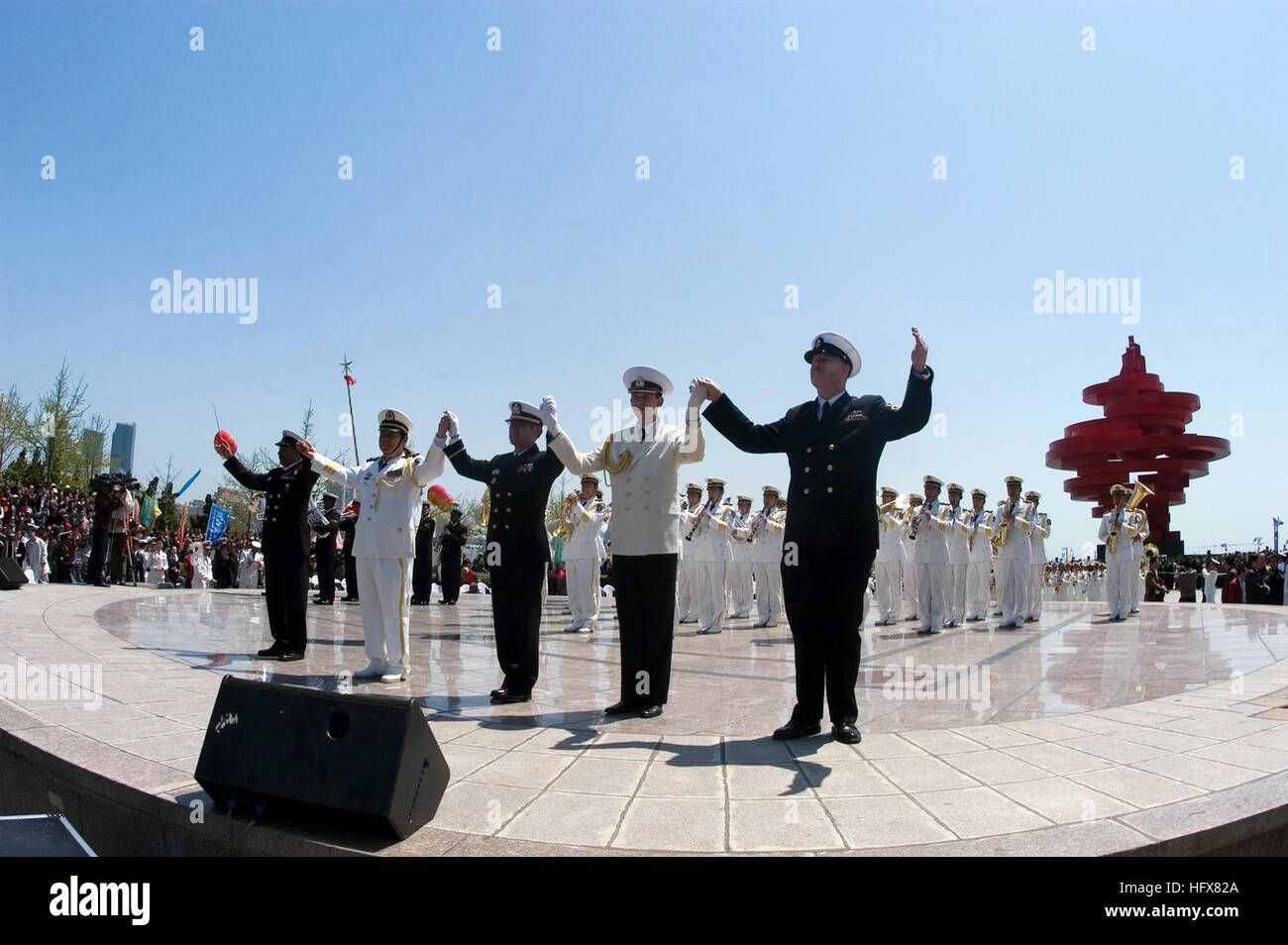 090421-N-1251W-057 QINGDAO, Repubblica Popolare Cinese (21 aprile 2009) Senior Chief Musician Adam Vincent, destra, unisce le mani con bandleaders dalla Cina, Russia, India e Corea del Sud come l'Esercito di Liberazione del Popolo banda della marina militare esegue in background. Gruppi provenienti da nazioni che partecipano al sessantesimo anniversario della fondazione dell Esercito di Liberazione del Popolo Navy eseguita per i cittadini cinesi. La distribuita guidato-missile destroyer USS Fitzgerald (DDG 62) è a Qingdao per partecipare alla flotta internazionale di revisione con le unità da 20 altre nazioni. (U.S. Foto della marina da Ma Foto Stock