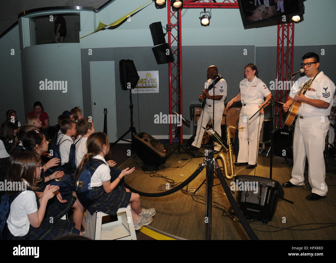 090424-N-0318S-114 ST. LOUIS (24 aprile 2009) musicisti provenienti da Marina rock band ÒFreedomÓ suona presso il St. Louis Science Center durante il St. Louis Navy settimana. Navy settimane sono progettate per aumentare la consapevolezza in aree che non hanno una significativa presenza della Marina e da San Luigi è una delle 21 città pianificati per ospitare una settimana Marina nel 2009. (U.S. Foto di Marina di Massa lo specialista di comunicazione 1a classe Jesse Sherwin/RILASCIATO) Navy US 090424-N-0318S-114 musicisti provenienti da Marina rock band Foto Stock