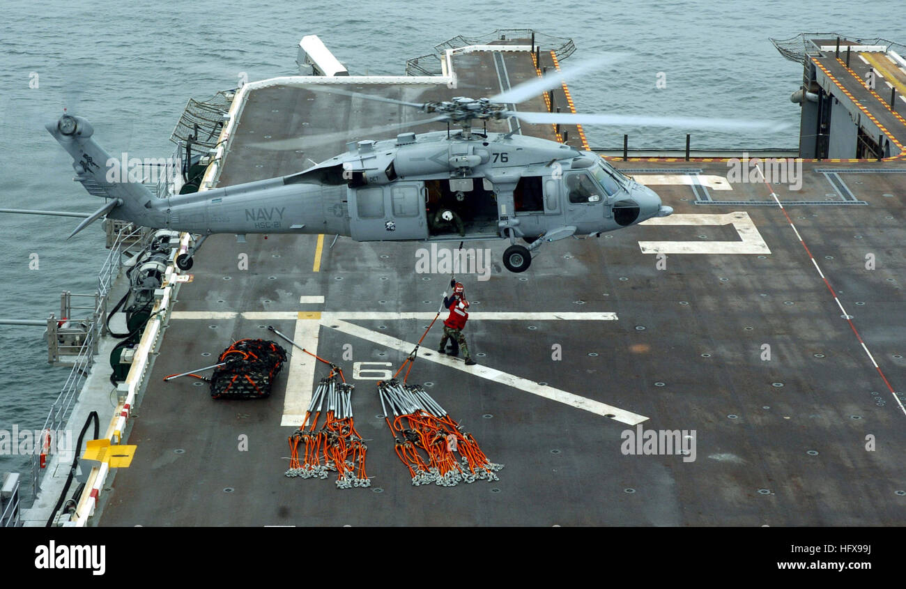 050719-N-9866B-001 Oceano Pacifico (Luglio 19, 2005) - Due marinai assegnato all'assalto anfibio nave USS Peleliu (LHA 5) Collegare un carico pendente su un MH-60S Seahawk elicottero, assegnato al "blackjack" dell'elicottero mare squadrone di combattimento due uno (HSC-21), sulla nave del ponte di volo. Quattro Seahawks e due lo sbarco dei mestieri, utility (LCUs) trasferite le munizioni dal multipurpose Amphibious Assault nave USS Bonhomme Richard (LHD 6) a Peleliu durante un tondo in carico al largo della costa della California del Sud. Peleliu si sta preparando per un imminente Pacifico occidentale la distribuzione. Stati Uniti Foto di Marina Foto Stock