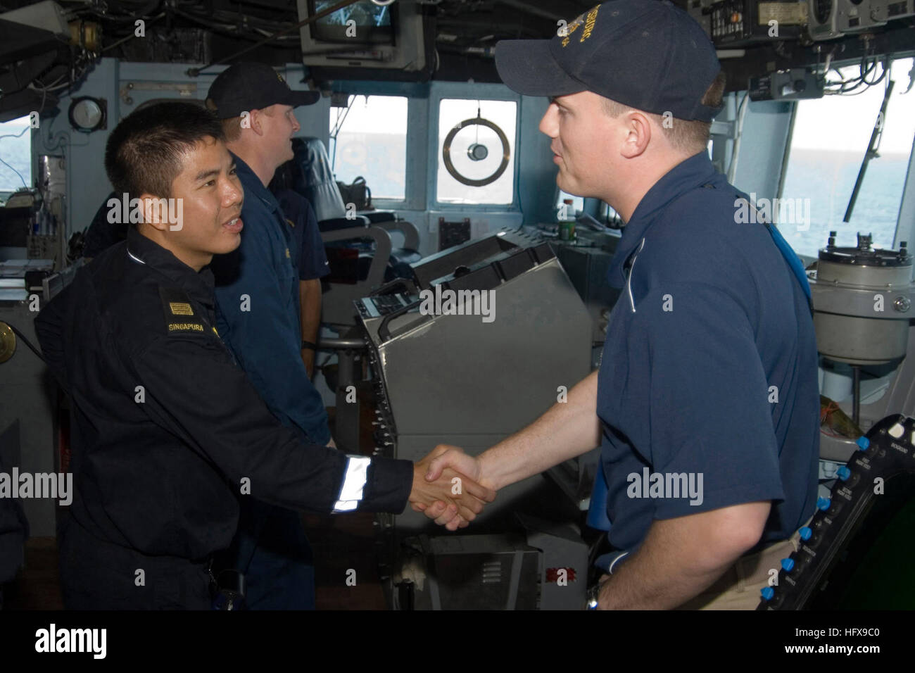 090516-N-0743B-053 del golfo di Aden (17 maggio 2009) Capt. Chang Jun Tao, assegnati alla Repubblica di Singapore Navy nave anfibio RSS persistenza (LPDM 209), incontra Officer del ponte tenente j.g. Dennis Panos a bordo guidato-missili cruiser USS Gettysburg (CG 64). Gettysburg e la persistenza sono parte della produzione combinata di Task Force 151. CTF 151 è una task force multinazionale istituito per condurre una lotta alla pirateria operazioni nel quadro di una missione di mandato di base in tutta la combinazione di forze marittime' area di responsabilità di contribuire attivamente a dissuadere, impedire e reprimere la pirateria. (U.S. Navy foto di comunicazione di massa specia Foto Stock