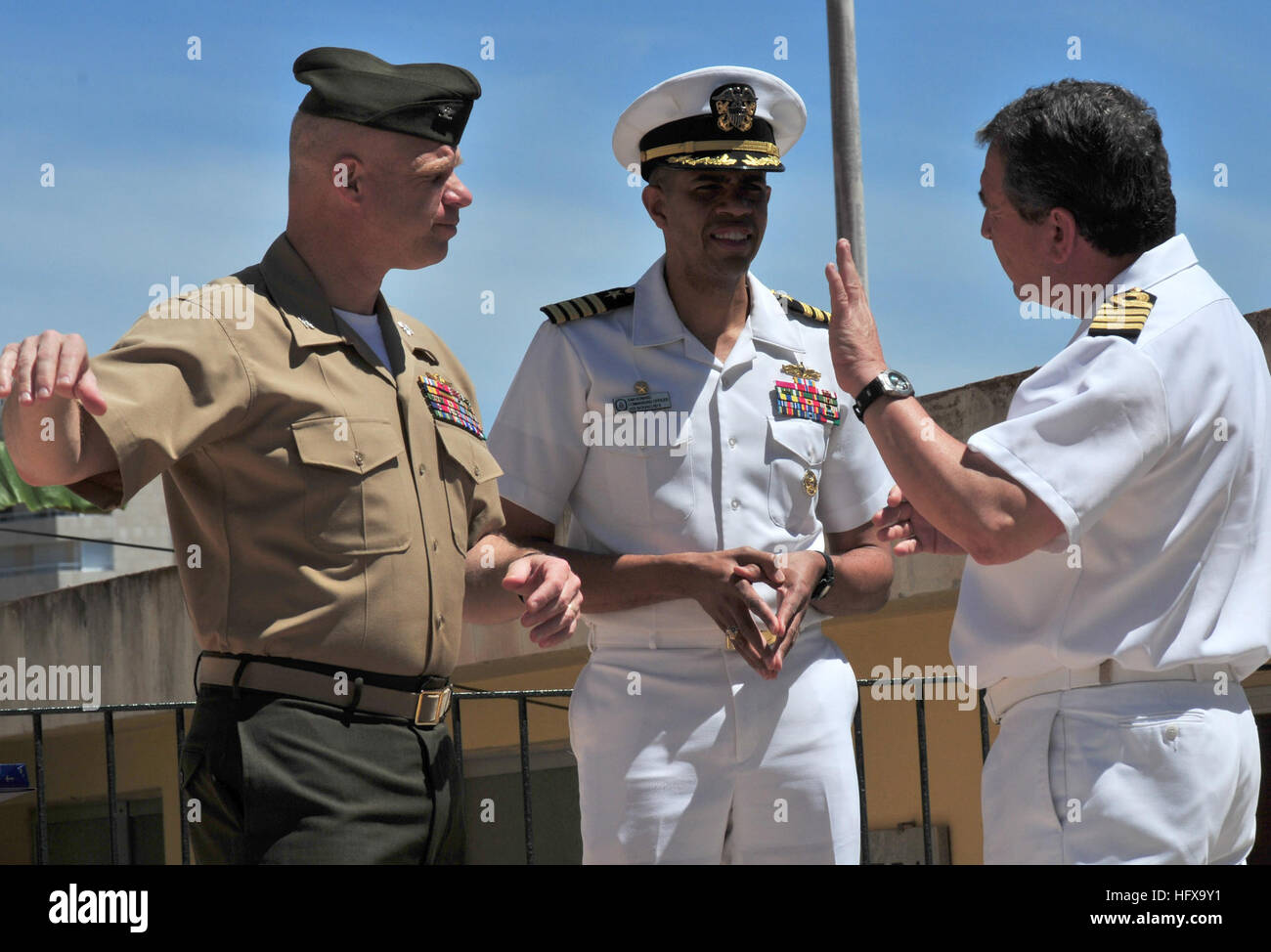 090528-N-9740S-180 PALMA DE MALLORCA, Spagna (28 maggio 2009) Col. Gareth Brandl, comandante della 22D Marine Expeditionary Unit, e Capt. Sam Howard, comandante della Amphibious Assault nave USS Bataan (LHD 5), visita con la marina spagnola Capt. Jose Maria Urrutia, capo degli spagnoli del settore navale Isole Baleari. (U.S. Foto della marina da capo la comunicazione di massa specialista Tony Sisti/RILASCIATO) Navy US 090528-N-9740S-180 Col. Gareth Brandl, comandante della 22D Marine Expeditionary Unit, e Capt. Sam Howard, comandante della Amphibious Assault nave USS Bataan (LHD 5), v Foto Stock