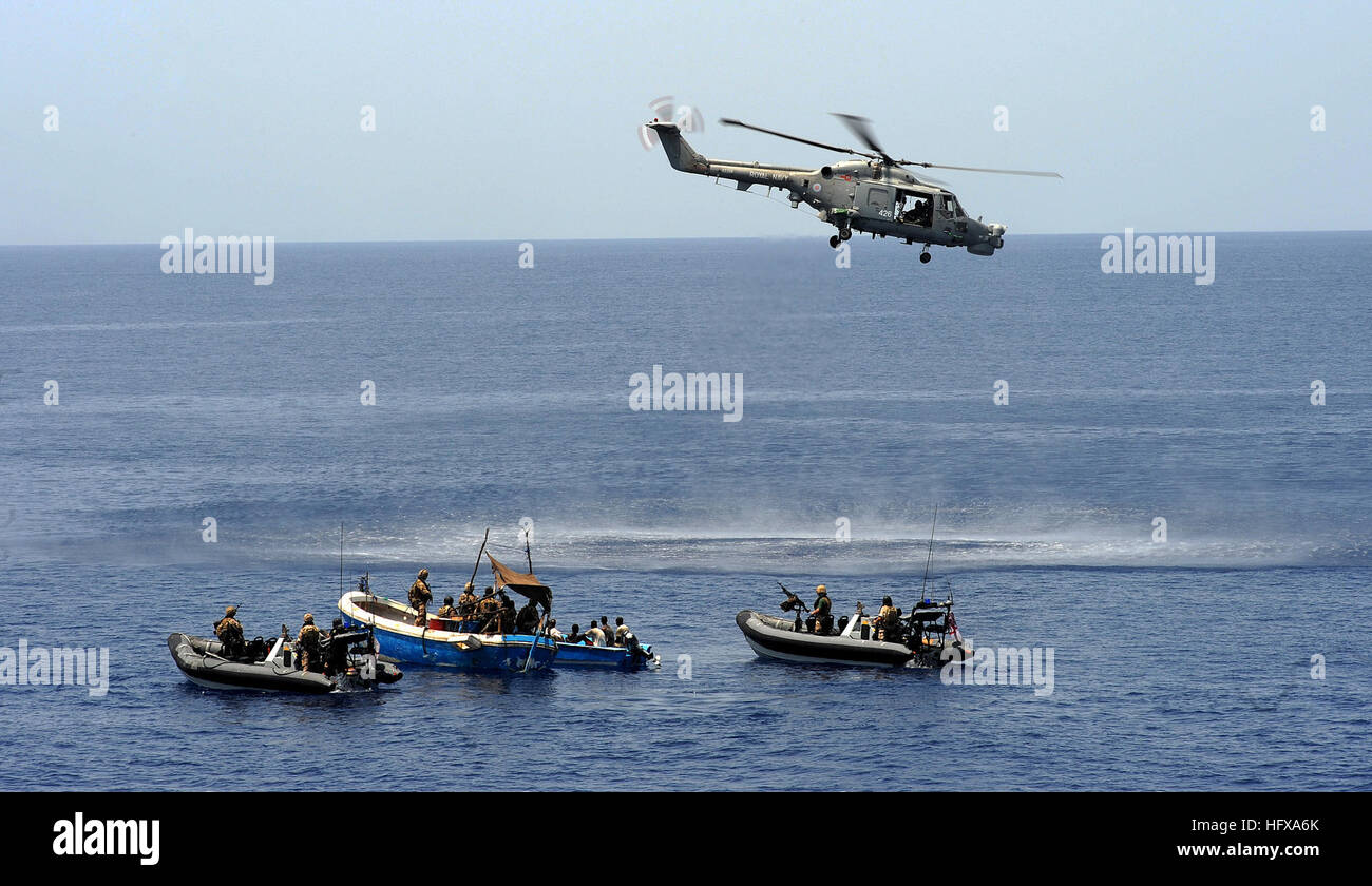 090602-N-0000X-001 Golfo di Aden (Giugno 2, 2009) Royal Marines imbarcati a bordo della Royal Navy fregata HMS Portland (F 79) indagare su due sospetti skiffs pirata nel golfo di Aden. Il skiffs, con 10 persone a bordo, erano equipaggiate con extra di barili di carburante, alle prese ganci e una cache di armi che comprendevano lanciarazzi granate, mitragliatrici e munizioni. A causa di insufficienza di prove a collegare direttamente il gruppo su un attacco specifico, i sospetti pirati furono disarmati e rilasciato. Portland distrutto uno dei skiffs e confiscato le armi. (Royal Navy foto di Alex grotta/Release Foto Stock