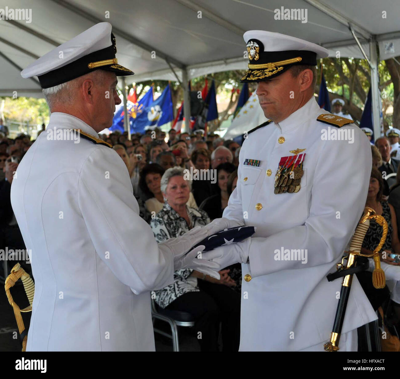 100806-N-6306H-003 SAN DIEGO (Agosto 6, 2010) posteriori Adm. Giuseppe Rixey presenta la bandiera americana di Adm posteriore. Michael Bachmann durante lo spazio e la guerra navale Sistemi di comando (SPAWAR) Modifica del comando cerimonia. Bachmann, che ha servito come comandante SPAWAR fin dal febbraio 2006, va in pensione dopo 36 anni di servizio. Adm posteriore. Patrick H. Brady alleviato Bachmann come comandante di SPAWAR. (U.S. Navy foto di Andrea Houck/RILASCIATO) Navy US 100806-N-6306H-003 Adm posteriore. Giuseppe Rixey presenta la bandiera americana di Adm posteriore. Michael Bachmann durante lo spazio e la guerra navale Sistemi di comando (SPAWAR) modifica o Foto Stock