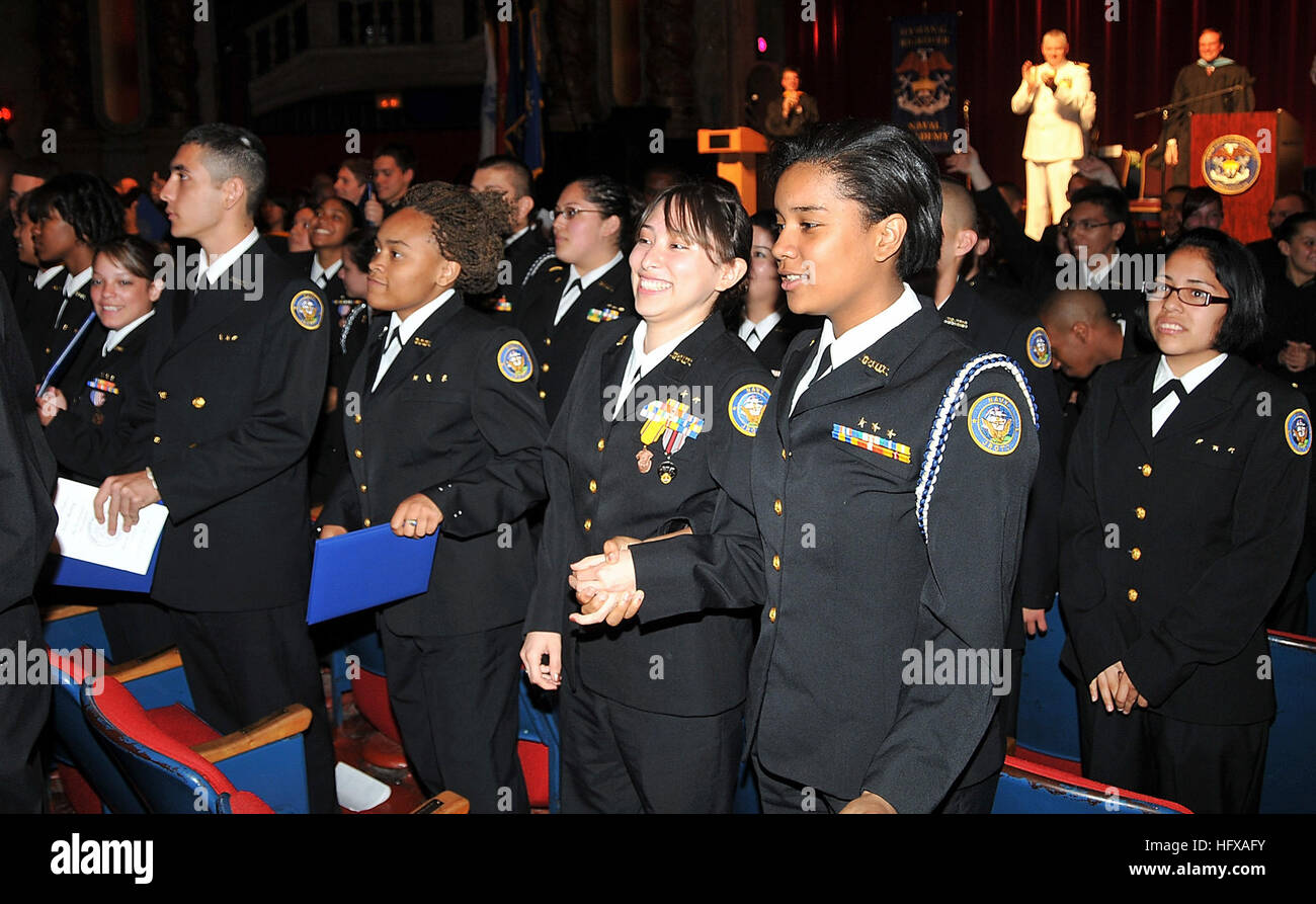 090610-N-8848T-551 CHICAGO (10 giugno 2009) Navy ROTC Junior cadetti da G. Hyman Rickover Naval Academy sono riconosciute dai loro parenti e cari a Copernico Fondazione Teatro. I cadetti erano parte della prima classe di laurea da Rickover, una accademia navale dove tutti gli studenti sono Navy ROTC Junior soci. Il Navy ROTC Junior Program, curata dal servizio navale del comando di formazione, la cui sede centrale si trova presso la stazione navale Grandi Laghi, Ill., infonde negli studenti i valori di cittadinanza, il servizio per gli Stati Uniti, la responsabilità personale e un senso di realizzazione. (U.S. Navy foto di Sc Foto Stock