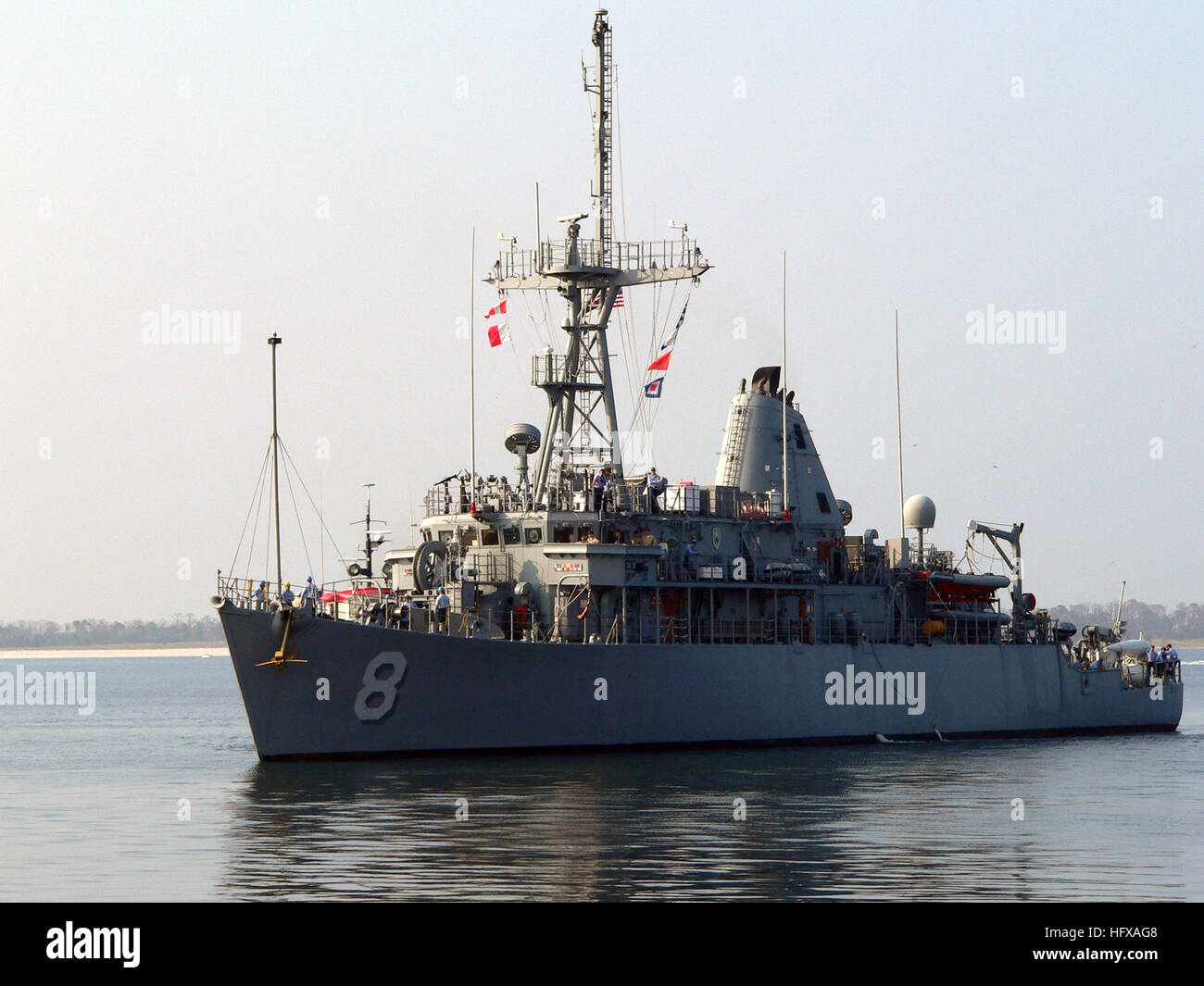 050915-N-0856N-636 Pensacola, Fla. (sett. 15, 2005) - Il dragamine USS Scout (MCM 8) trascina accanto al molo di Allegheny a bordo Naval Air Station Pensacola. La Scout, insieme con la USS Defender (MCM 2), USS Gladiator (MCM 11) e USS Falcon (MHC 59) ha recentemente completato un sondaggio di 938 miglia marine lungo la costa della Louisiana seguenti dopo il passaggio dell uragano Katrina. Gli Stati Uniti Navy il coinvolgimento nell'assistenza umanitaria operazioni sono guidati dalla Federal Emergency Management Agency (FEMA), in collaborazione con il Dipartimento della Difesa. Stati Uniti Navy foto di Gary Nichols (RELEAS Foto Stock