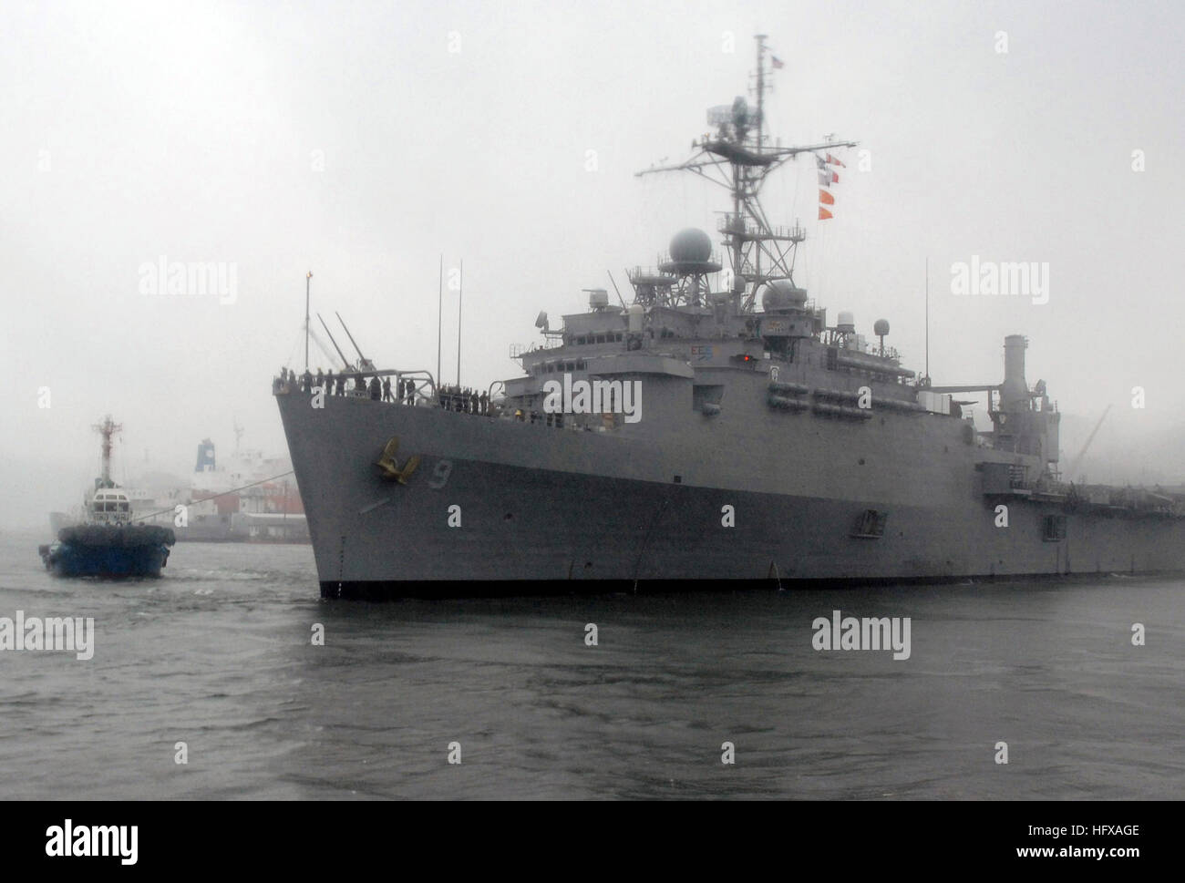 090610-N-0807W-157 Sasebo, Giappone (10 giugno 2009) marinai uomo le rotaie in heavy rain a bordo il trasporto anfibio dock nave USS Denver (LPD 9) come guida di rimorchiatori dal suo approdo a partecipare a esercitare il talismano di Saber 09. Talismano Saber è un australiano e Stati Uniti esercizio combinato progettato per preparare entrambe le nazioni in crisi la pianificazione delle azioni e l'esecuzione di operazioni di emergenza. (U.S. Foto di Marina di Massa lo specialista di comunicazione 2a classe Joshua J. Wahl/RILASCIATO) Navy US 090610-N-0807W-157 marinai uomo le rotaie in heavy rain a bordo il trasporto anfibio dock nave USS Denver (LPD Foto Stock