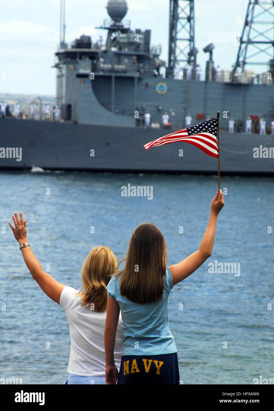 090615-N-8539M-098 PEARL HARBOR (15 giugno 2009) i familiari dei marinai a bordo della Oliver Hazard Perry guidata classe-missile fregata USS Crommelin (FFG 37) onda arrivederci come la nave si discosta stazione navale Pearl Harbour per un programmato sei mesi di distribuzione come parte della superficie Mid-Pacific lottatori operative Programma di occupazione. Il programma chiede che tutti i 11 Hawaii di superficie a base di combattenti di concentrarsi sull'Oceano Pacifico occidentale conducendo intermedio e di formazione avanzata e le distribuzioni programmate nell'Oceano Pacifico occidentale. (U.S. Foto di Marina di Massa lo specialista di comunicazione 2a classe N. B Foto Stock