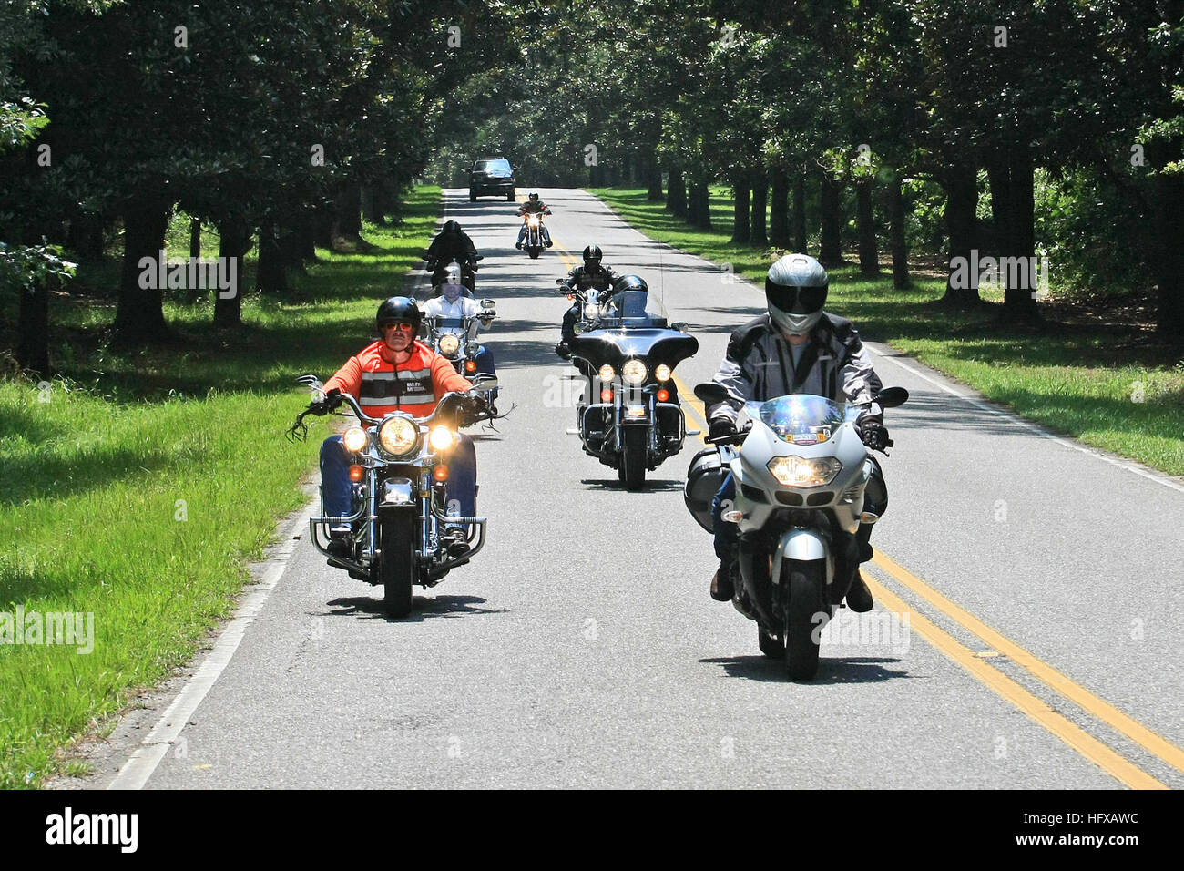 090616-N-1783P-061 Charleston S.C. (16 giugno 2009) i marinai e i civili dalla Naval Weapons Station, Charleston cavalcare le loro moto alla marina parco ricreativo in Monck's Corner, S.C. durante un motociclo cavalletto di sicurezza verso il basso. (U.S. Navy foto di MachinistÕs Mate 3° di classe Juan Pinalez/RILASCIATO) Navy US 090616-N-1783P-061 i marinai e i civili dalla Naval Weapons Station, Charleston cavalcare le loro moto alla marina parco ricreativo in Monck's Corner, S.C. Foto Stock