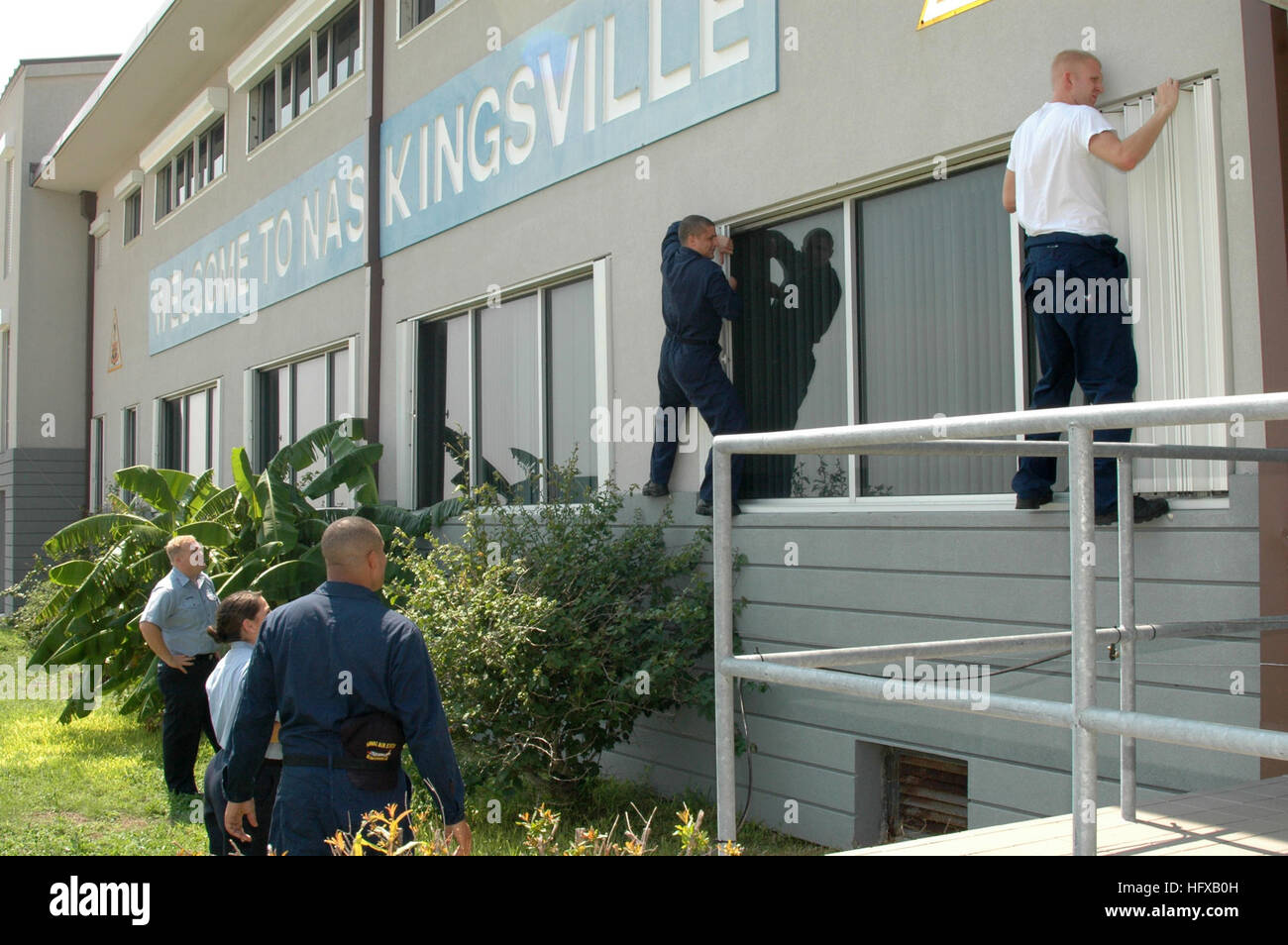 050921-N-0000X-001 kingsville texas (sett. 21, 2005) Ð velisti assegnati alle operazioni aeree a bordo Naval Air Station kingsville texas, board-up di Windows su operazioni aeree edificio prima dell'arrivo dell'uragano Rita. Un uragano di categoria 4, Rita è previsto di fare approdo da qualche parte tra la porta O'Connor, Texas e Morgan City, La., tarda notte di venerdì. Stati Uniti Foto di Marina (rilasciato) Navy US 050921-N-0000X-001 velisti assegnati alle operazioni aeree a bordo Naval Air Station kingsville texas, board-up di Windows su operazioni aeree edificio prima dell'arrivo dell'uragano Rita Foto Stock