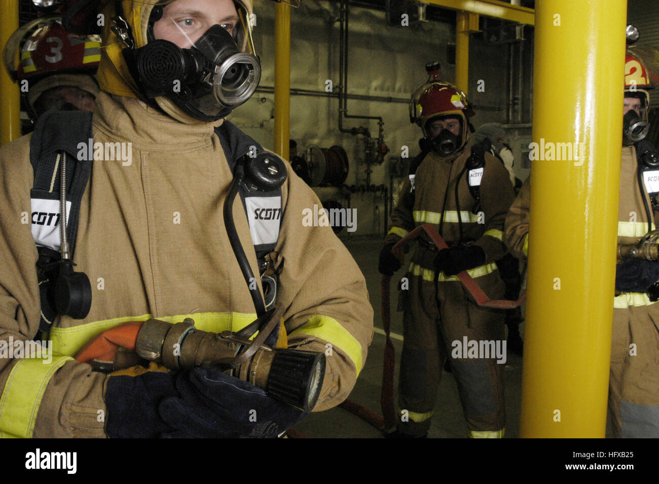 050720-N-6477M-192 Everett, Washington. (Lug. 20, 2005) - USA Coast Guard BoatswainÕs mate 1. Classe Wayne M. Gangstad stand by per immettere un (mock) fire casualty spazio durante luce spenta valutazione (LOA) a bordo della nuova superficie litorale Craft-Experimental (X-Craft) battezzata mare Fighter (FSF-1). LOA valuta la engineering team di training (ETT) e danno il controllo del team di formazione (DCTT) per assicurarsi che siano in grado di formazione della nave. Esso prende anche un duro guardare le apparecchiature a bordo per accertarsi che è sicuro per funzionare ed è un requisito obbligatorio per tutte le navi della marina militare di essere messi in servizio per un periodo lungo di am Foto Stock