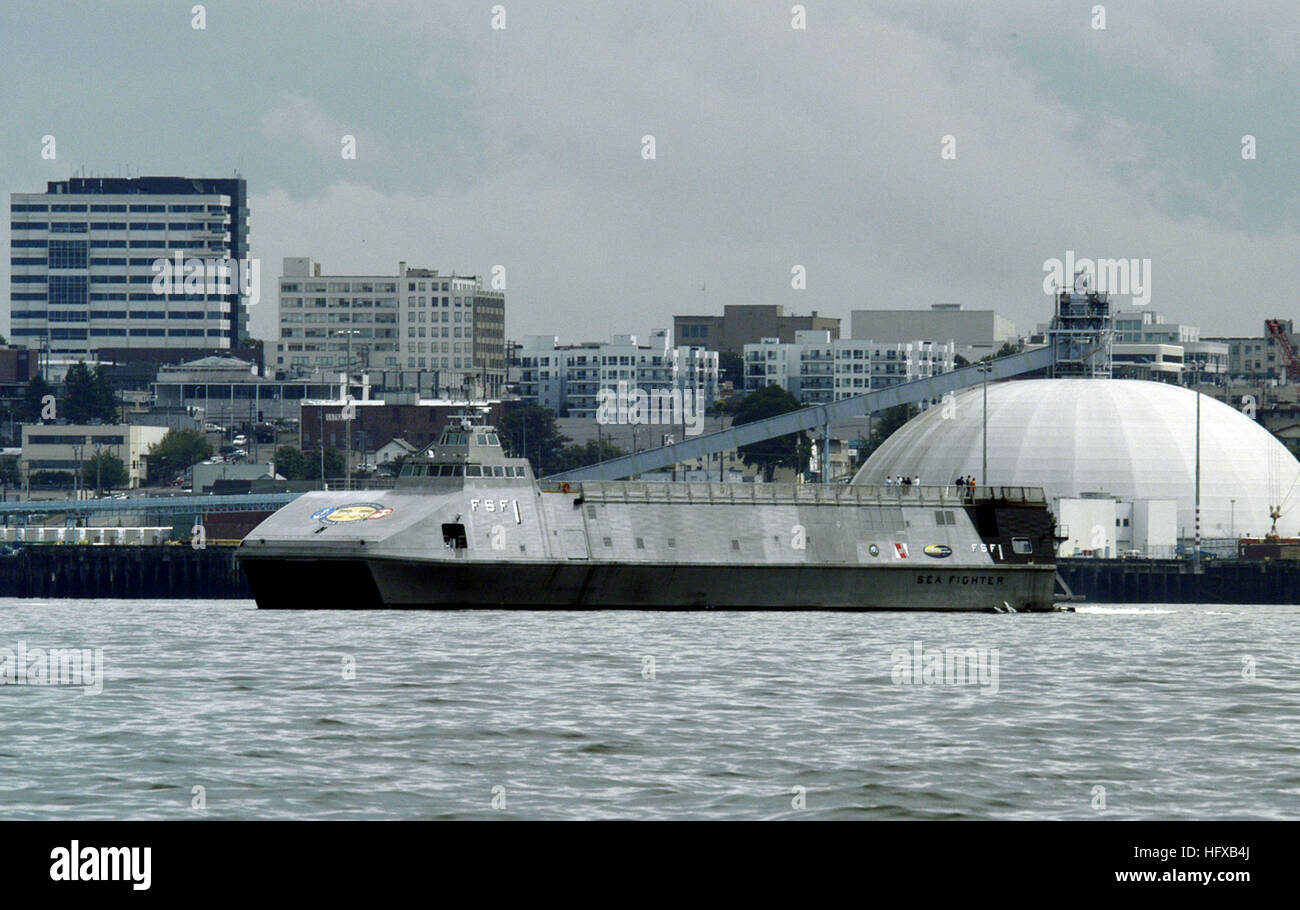 050722-N-6477M-002 Everett, Washington. (Luglio 22, 2005) Ð la U.S. NavyÕs X-Craft, Mare Fighter (FSF-1), in corso al di fuori del porto di Everett. Mare Fighter sarà utilizzato per valutare le prestazioni di idrodinamica, comportamento strutturale, missione la flessibilità e il sistema di propulsione ad alta velocità di navi. La X-Craft è una ad alta velocità catamarano in alluminio che si prova una varietà di tecnologie che consentiranno di Marina di operare più efficacemente nel litorale o near-shore acque. Stati Uniti Navy foto di PhotographerÕs Mate 2a classe Eli J. Medellin (rilasciato) Navy US 050722-N-6477M-002 U.S. Navy X-Craft, mare F Foto Stock