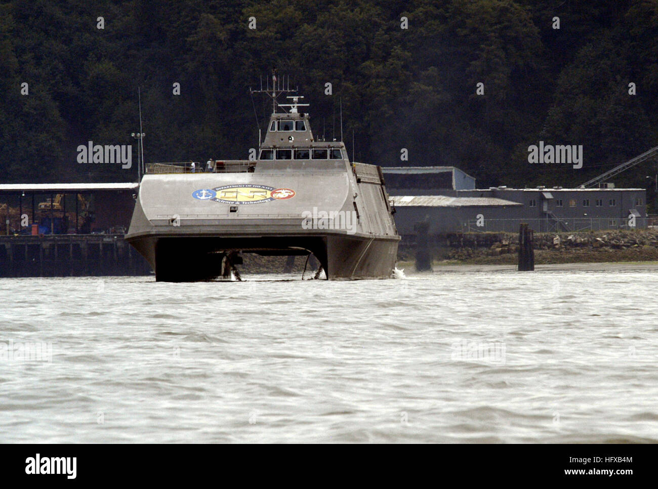 050722-N-6477M-003 Everett, Washington. (Luglio 22, 2005) Ð la U.S. NavyÕs X-Craft, Mare Fighter (FSF-1), in corso al di fuori del porto di Everett. Mare Fighter sarà utilizzato per valutare le prestazioni di idrodinamica, comportamento strutturale, missione la flessibilità e il sistema di propulsione ad alta velocità di navi. La X-Craft è una ad alta velocità catamarano in alluminio che si prova una varietà di tecnologie che consentiranno di Marina di operare più efficacemente nel litorale o near-shore acque. Stati Uniti Navy foto di PhotographerÕs Mate 2a classe Eli J. Medellin (rilasciato) Navy US 050722-N-6477M-003 U.S. Navy X-Craft, mare F Foto Stock
