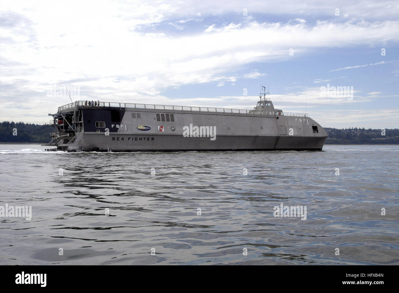 050722-N-6477M-008 Everett, Washington. (Luglio 22, 2005) Ð la U.S. NavyÕs X-Craft, Mare Fighter (FSF-1), in corso al di fuori del porto di Everett. Mare Fighter sarà utilizzato per valutare le prestazioni di idrodinamica, comportamento strutturale, missione la flessibilità e il sistema di propulsione ad alta velocità di navi. La X-Craft è una ad alta velocità catamarano in alluminio che si prova una varietà di tecnologie che consentiranno di Marina di operare più efficacemente nel litorale o near-shore acque. Stati Uniti Navy foto di PhotographerÕs Mate 2a classe Eli J. Medellin (rilasciato) Navy US 050722-N-6477M-008 U.S. Navy X-Craft, mare F Foto Stock