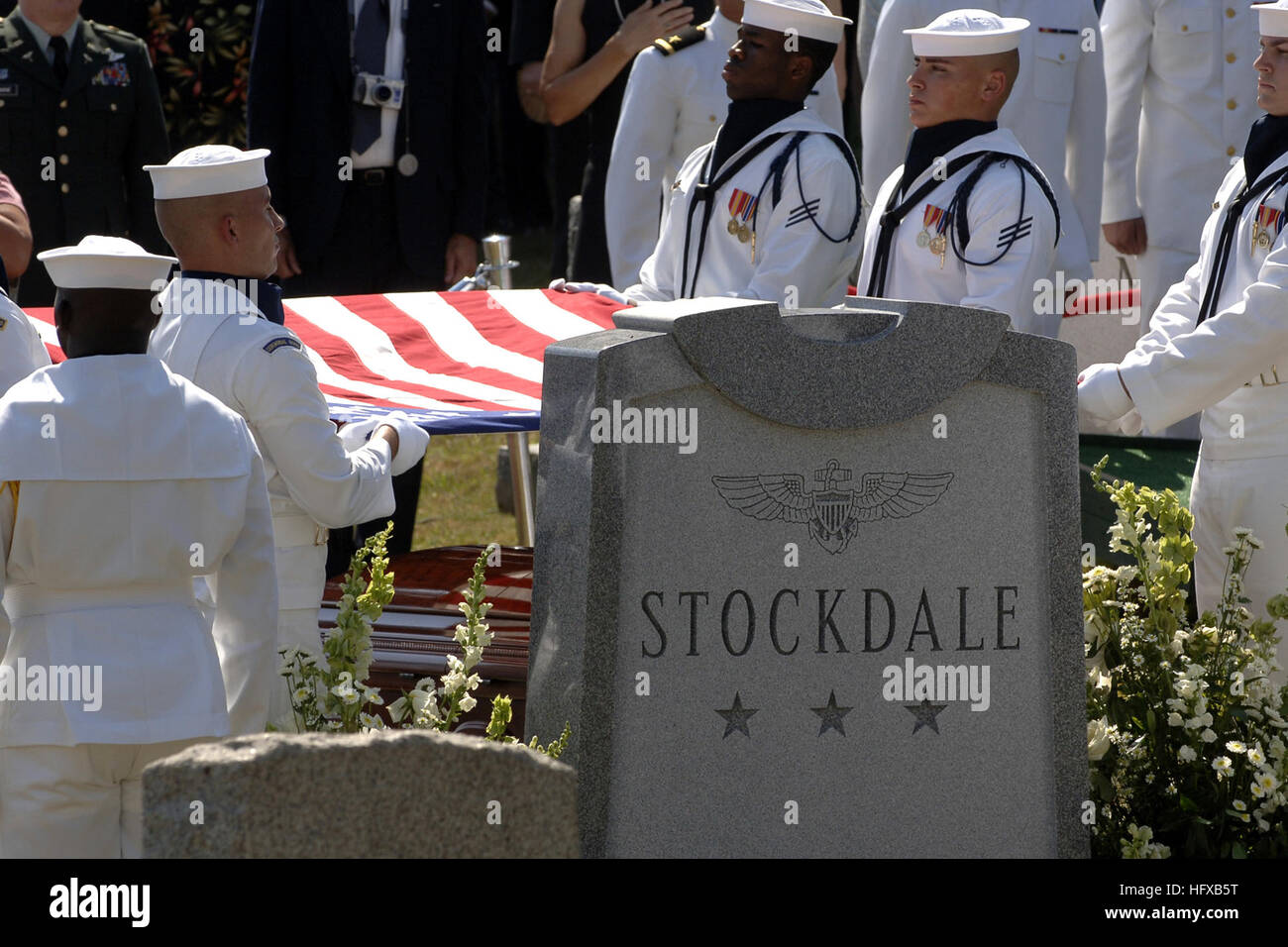 050723-N-5390M-004 Annapolis, Md. (Luglio 23, 2005) - La bandiera americana drappeggiati oltre lo scrigno di retired Vice Adm. James B. Stockdale è preparato per la presentazione alla famiglia da un cerimoniale di guardia. Centinaia di amici e parenti e shipmates riuniti a frequentare il servizio funebre per il primo aviatore Navale, Vietnam prigioniero di guerra, il pilota di prova, accademico e Medal of Honor destinatario che morì il 5 luglio, all'età di 81. Stati Uniti Navy foto di Ken Mierzejewski (rilasciato) Navy US 050723-N-5390M-004 la bandiera americana drappeggiati oltre lo scrigno di retired Vice Adm. James B. Stockdale è preparato per Foto Stock