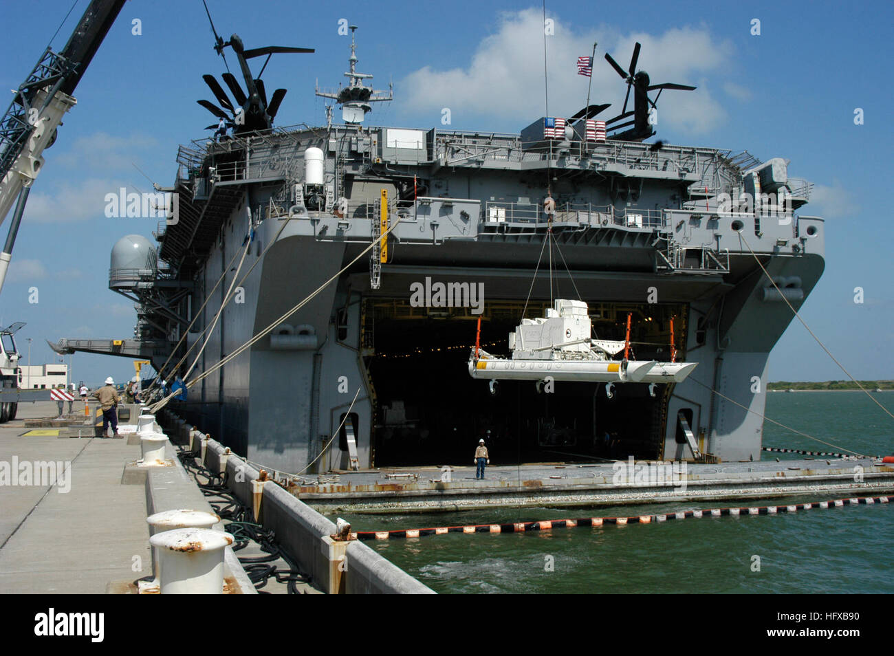 050726-N-0318R-021 Ingleside, Texas (26 luglio 2005) - servizi portuali e elicottero contromisure Mine Squadron quindici (HM-15) il personale, il carico di una MK-105 influenza magnetica Minesweeping sistema, sull'assalto anfibio nave USS Bataan (LHD 5) in preparazione per l'esercizio PANAMAX. Il MK-105 ÒsledÓ viene trainato dietro un MH-53E mare Dragon elicottero durante la mia contromisura operazioni. PANAMAX è un esercizio congiunto tra Panama, degli Stati Uniti e di altri sedici paesi sulla simulazione di minacce terroristiche per il Canale di Panama. Stati Uniti Navy foto di PhotographerÕs mate 1. Classe Ken Riley (rilasciato) Noi Nav Foto Stock