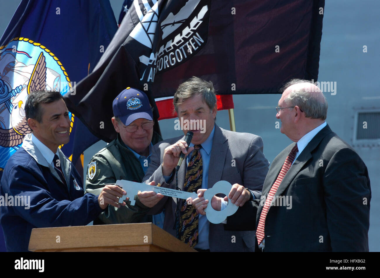 050801-N-7676W-629 San Diego, California (Agosto 1, 2005) - Congressman Darrell Issa (R- San Diego), a sinistra, dal congressista Randy Duke Cunningham (R-San Diego), il centro sinistra e Congressman Duncan Hunter (R-San Diego), a destra al centro di benvenuto, Presidente del Consiglio di Amministrazione, Presidente e Chief Executive Officer di Titan Corporation, il dottor Gene W. Ray, a destra per il podio durante una cerimonia di benvenuto per il mare Fighter (FSF 1). Sviluppato dall'Ufficio del Naval Research (ONR), mare Fighter è una ad alta velocità catamarano in alluminio che si prova una varietà di tecnologie che consentano la marina a operare in acque del litorale. U.S Foto Stock