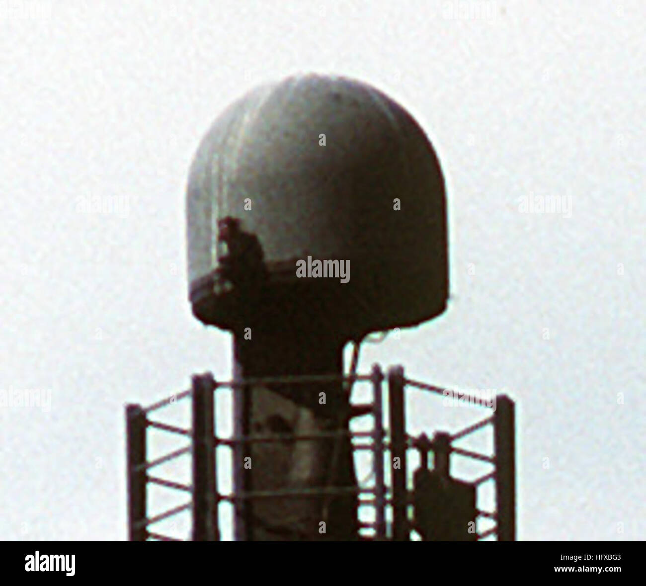 Una vista dell'albero maestro del cacciatorpediniere USS CARON (DD-970). La grande antenna radar alla destra del montante è il SPS-40B e a destra subito dopo della pila in avanti è la SLQ-32 (V)2 antenna. Parzialmente visibile a poppa del montante è un marchio 15 Phalanx close-in sistema di armi (CIWS). USS Caron (DD-970) TACAN antenna 1983 Foto Stock