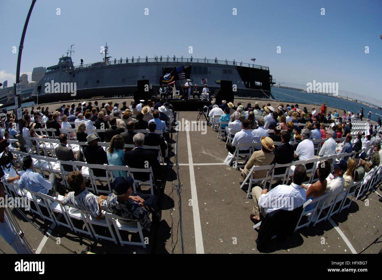 050801-N-7676W-599 San Diego, California (Agosto 1, 2005) - della Marina superficie litorale Craft-Experimental "Mare Fighter" (FSF-1) sono arrivati a Broadway Pier, il suo nuovo homeport. Mare Fighter è la prima nave che la Marina Militare ha progettato specificamente come una cornice di mare, scafo di disaccoppiamento, meccaniche ed elettriche (HM&E) sistemi dalla missione di pacchetti e per consentire un vero e proprio tappo e combattere la missione la capacità del modulo. Gli Stati Uniti La marina degli Stati Uniti e Coast Guard equipaggio di ventisei, aiuterà la nave servono come una riduzione del rischio di recipiente sperimentale per Littoral Combat Ship e programma di acque profonde concetto di operazioni develo Foto Stock
