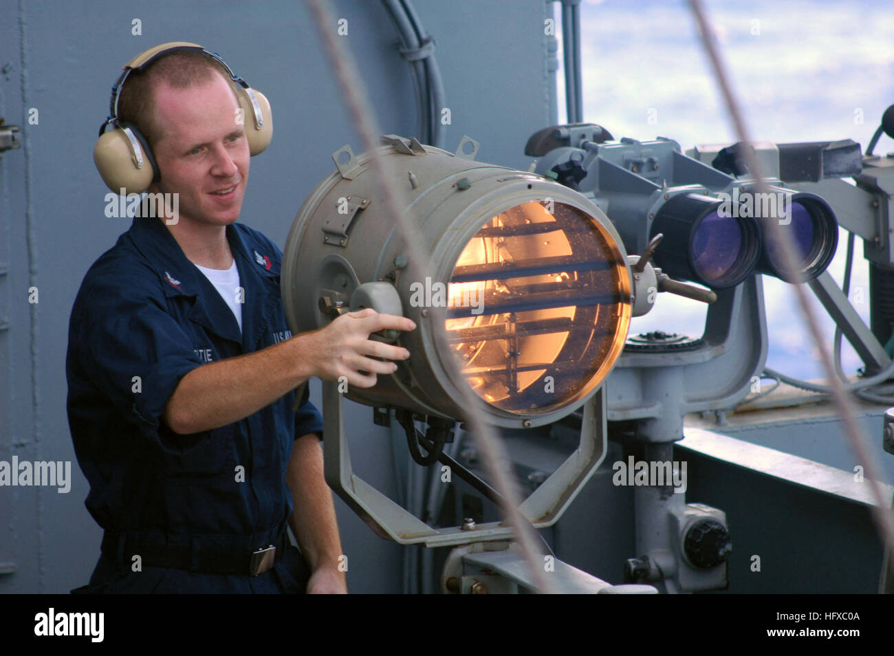 050812-N-6106R-062 Oceano Pacifico (Agosto 12, 2005) - Quartermaster 2a classe Bradley Beatie comunica tramite la spia lampeggiante a bordo alimentato convenzionalmente portaerei USS Kitty Hawk (CV 63). Il Kitty Hawk Carrier Strike gruppo partecipa alla terza annuali congiunte di aria e di mare Esercizio (JASEX) con gli Stati Uniti Air Force e U.S. Marine Corps nel Pacifico occidentale. JASEX si concentra su integrated formazione congiunta proficiency nel rilevamento, individuazione e tracking e unità di impegno in mare e in aria e a terra in risposta ad una gamma di aree di missione. Stati Uniti Navy foto dal fotografo di Mate Airman Foto Stock
