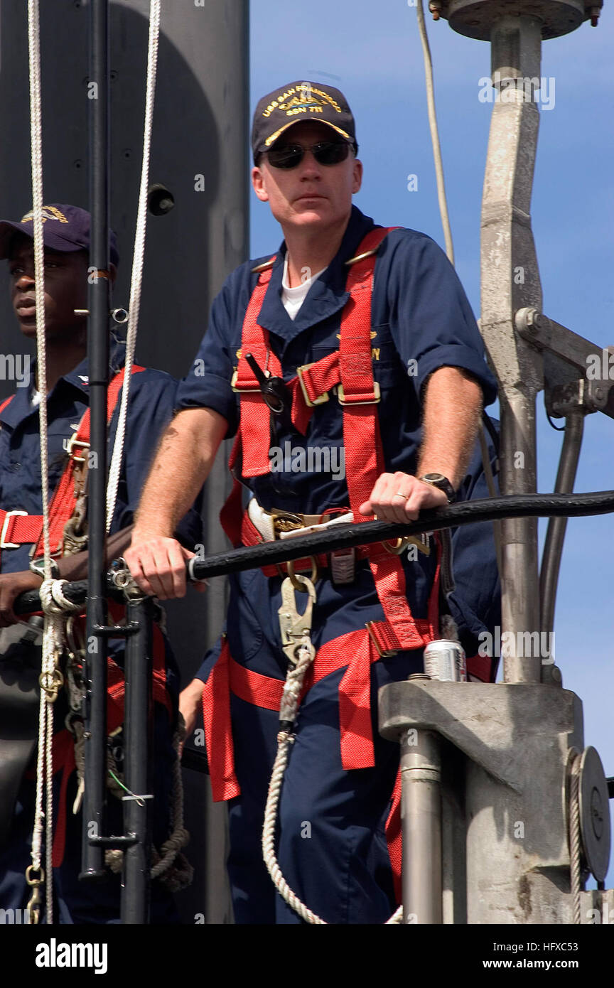 050817-N-7293M-045 Santa Rita, Guam (Agosto 17, 2005) - Comandante, USS San Francisco (SSN 711), la Cmdr. Kevin Brenton, orologi come il suo equipaggio si prepara a cominciare dalla Base Navale di Guam. Il Los Angeles-attacco di classe sommergibile partì il suo ex homeport di Apra Harbor, Guam, per rendere il viaggio attraverso l'Oceano Pacifico al suo nuovo homeport di Bremerton, nello Stato di Washington San Francisco è stata parte della Squadriglia Sommergibili quindici operativo dalle Isole Marianne. Stati Uniti Navy foto dal fotografo di Mate 2a classe Natanaele T. Miller (rilasciato) Navy US 050817-N-7293M-045 Comandante, USS San Francisco Foto Stock