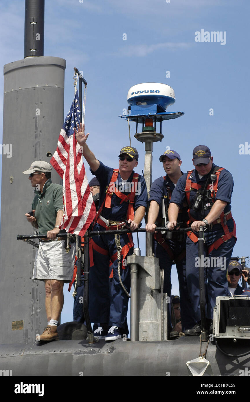050817-N-7293M-093 Santa Rita, Guam (Agosto 17, 2005) - Comandante, USS San Francisco (SSN 711), la Cmdr. Kevin Brenton, onde addio alla folla sul molo come sua Los Angeles-classe sottomarino attacco prende il via dalla base navale di Guam. Il sommergibile partì il suo ex homeport di Apra Harbor, Guam, per rendere il viaggio attraverso l'Oceano Pacifico al suo nuovo homeport di Bremerton, nello Stato di Washington San Francisco è stata parte della Squadriglia Sommergibili quindici operativo dalle Isole Marianne. Stati Uniti Navy foto dal fotografo di Mate 2a classe Natanaele T. Miller (rilasciato) Navy US 050817-N-7293M-093 comandando Foto Stock