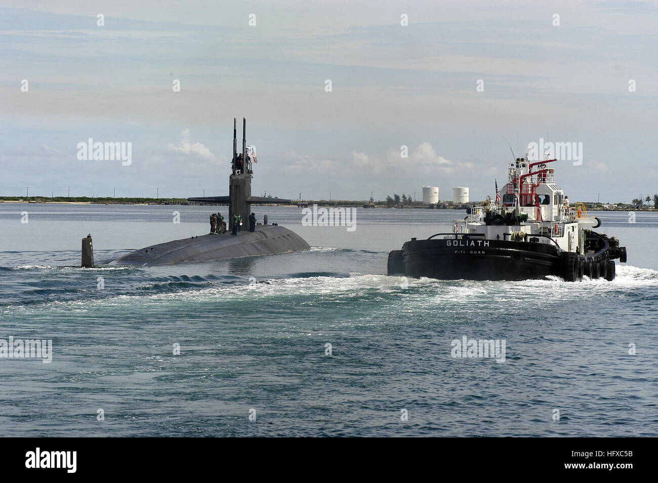 050817-N-7293M-111 Santa Rita, Guam (Agosto 17, 2005) - Los Angeles-class attack submarine USS San Francisco (SSN 711) si diparte il suo ex homeport di Apra Harbor, Guam, per rendere il viaggio attraverso l'Oceano Pacifico al suo nuovo homeport di Bremerton, nello Stato di Washington San Francisco è stata parte della Squadriglia Sommergibili quindici operativo dalle Isole Marianne. Stati Uniti Navy foto dal fotografo di Mate 2a classe Natanaele T. Miller (rilasciato) Navy US 050817-N-7293M-111 Il Los Angeles-class attack submarine USS San Francisco (SSN 711) si diparte il suo ex homeport di Apra Harbor, Guam Foto Stock