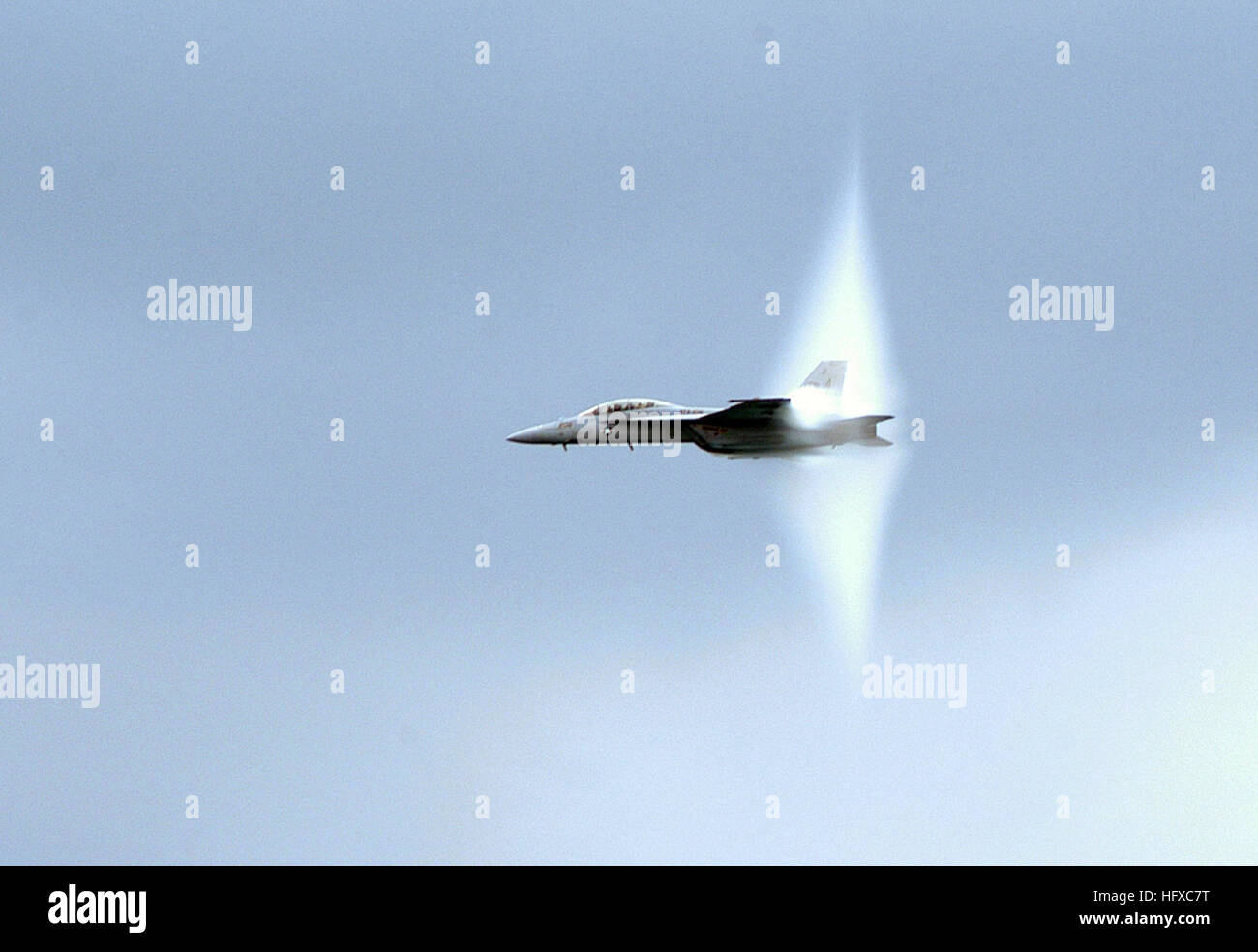 050820-N-6727S-505 Chicago (Agosto 20, 2005) Ð Un F/A-18F Super Hornet, assegnato al "gladiatori" di Strike Fighter Squadron uno zero sei (VFA-106), conduce una ad alta velocità a passare su North Avenue Beach durante il Chicago aria e acqua mostrano. VFA-106 è la costa Est Flotta squadrone di ricambio per tutti i modelli di F/A-18 Hornet aerei ed è stazionato a Naval Air Station Oceana, Va. U.S. Navy foto di PhotographerÕs mate 1. Classe Steve Schmidt (rilasciato) Navy US 050820-N-6727S-505 un F-A-18F Super Hornet conduce una ad alta velocità a passare su North Avenue Beach durante il Chicago aria e acqua Sho Foto Stock