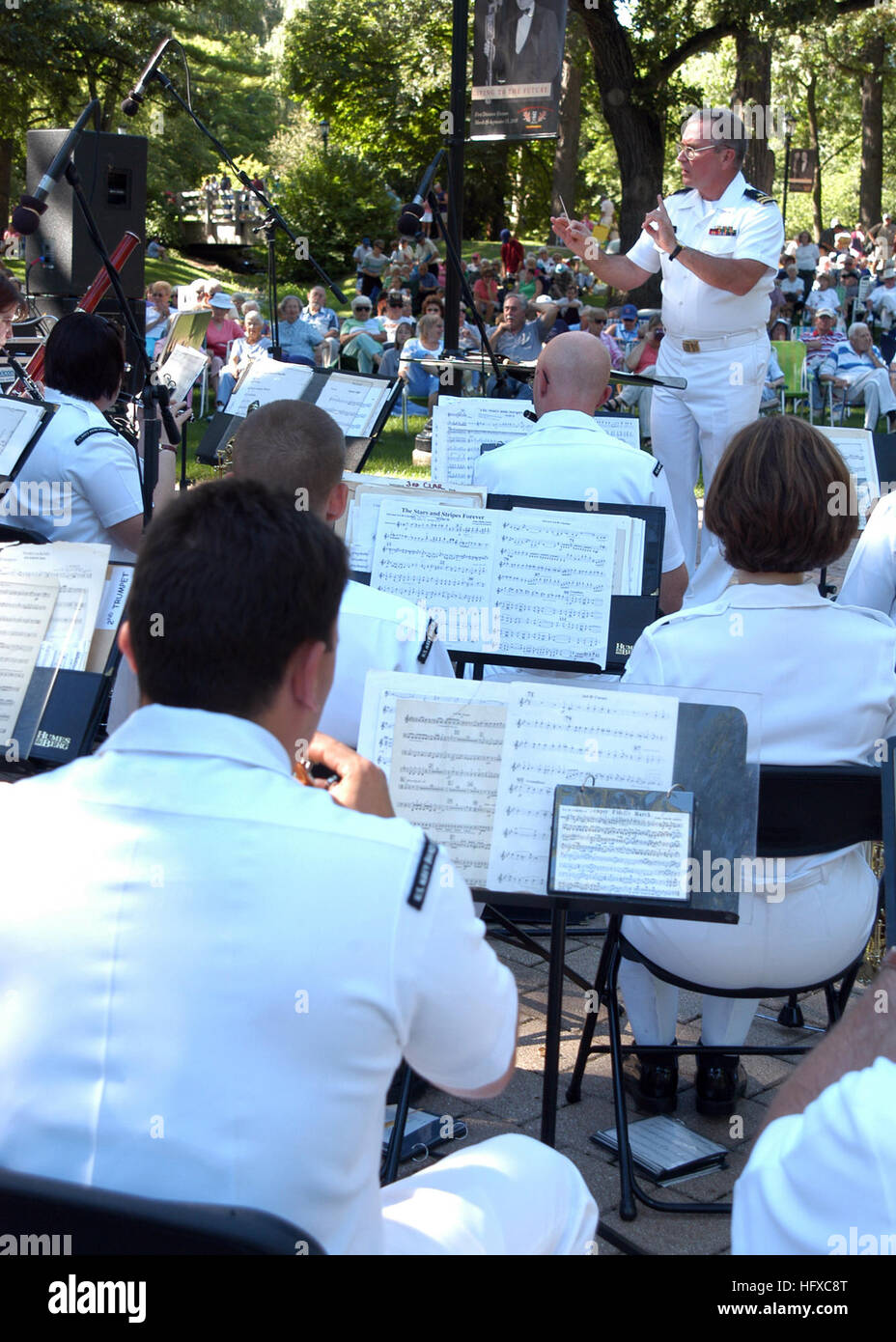 050821-N-6727S-599 Wheaton, Ill. (Agosto 21, 2005) - USA Navy Lt. Giuseppe Dolsak della banda della marina Grandi Laghi conduce una Sousa marzo presso la Prima Divisione Museo Militare a Cantigny Park. Il concerto, che ha ricevuto una standing ovation, servito come il gran finale del 2005 Chicago settimana della Marina. Venti tali settimane sono previste quest'anno in città durante gli Stati Uniti, disposto dalla Marina Militare Ufficio di comunicazione alla comunità (NAVCO). NAVCO è una nuova unità con il compito di potenziare la marina di immagine di marchio in aree con limitata esposizione alla marina. Stati Uniti Navy foto dal fotografo di mate 1. Classe Steve Schmidt (rilasciato Foto Stock