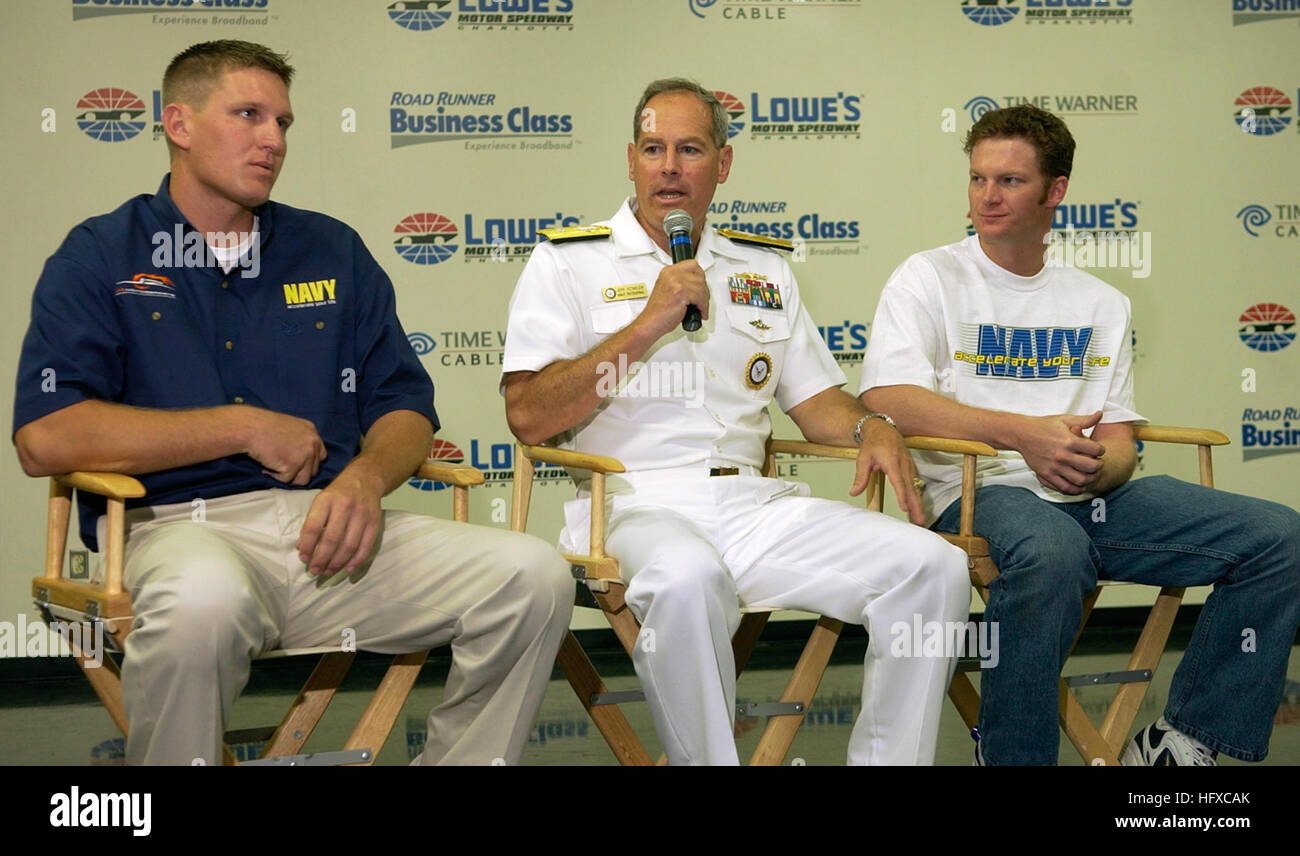 050823-N-5862D-135 Charlotte, N.C. (Agosto 23, 2005) Ð Commander, Navy assunzione di comando posteriore, ADM. Dale Jeffrey Fowler e Navy NASCAR driver e proprietario del team di Dale Earnhardt Jr, destra e driver Mark McFarland, sinistra, annunciare oggi nel corso di una conferenza stampa al Lowes Motor Speedway Charlotte, N.C., che la marina sarà sponsor di un nuovo team di proprietà di Earnhardt Jr, 2006 per la NASCAR Busch Series. Il team metterà in campo una Chevrolet Monte Carlo numero 88 pilotato da McFarland e portano la ÒNavy - Accelerare il vostro lifeÓ sponsor principale logo. Stati Uniti Navy foto di Chief Fotografo compagno del Chris Desmond ( Foto Stock