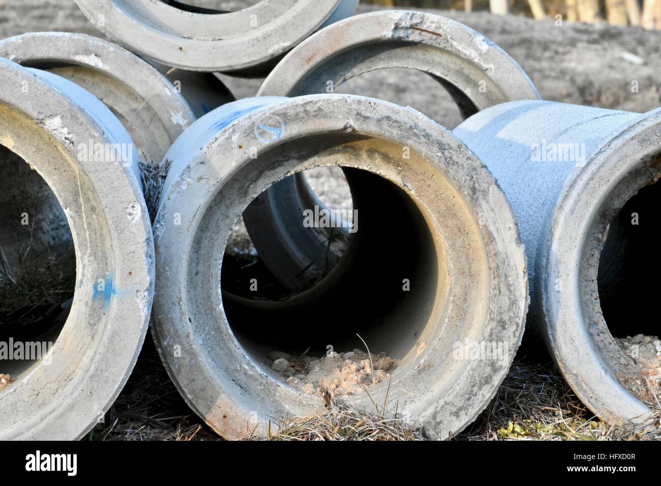 Grandi tubi di cemento utilizzato in canali sotterranei di acqua e zone di drenaggio fr uso sotterraneo Foto Stock