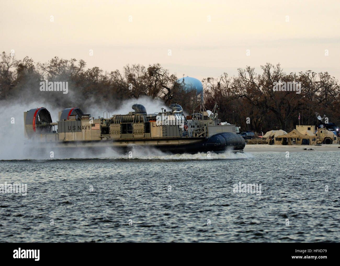 050906-N-6925C-005 Biloxi Miss. (Sett. 6, 2005) Ð U.S. Navy Landing Craft, cuscino d'aria (LCAC) si avvicina a una spiaggia nei pressi di Biloxi Miss., prima di erogare uragano Katrina di forniture di soccorso. Il LCAC è assegnato a Assault Craft quattro unità (ACU-4), attualmente imbarcato a bordo dell'assalto anfibio nave USS Bataan (LHD 5). Il NavyÕs coinvolgimento nell'uragano Katrina assistenza umanitaria delle operazioni è portato dalla Federal Emergency Management Agency (FEMA), in collaborazione con il Dipartimento della Difesa. Stati Uniti Navy foto di Senior Chief Fotografo compagno del Thomas Coffelt (rilasciato) US Navy 0509 Foto Stock