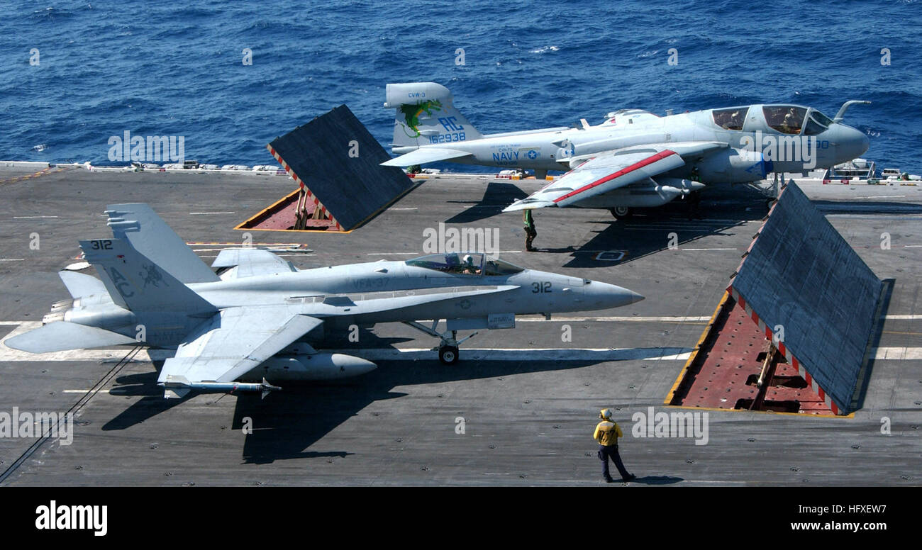 051016-N-0455L-027 Oceano atlantico (ott. 16, 2005) Ð Un F/A-18C Hornet, assegnato al "tori' di Strike Fighter Squadron tre sette (VFA-37) e un EA-6B Prowler, assegnato al 'Zappers' di Electronic Warfare Squadron uno tre Zero (VAQ-130), preparare il lancio off il ponte di volo della Nimitz-class portaerei USS Harry Truman (CVN 75). Truman è attualmente la conduzione di qualifiche e il supporto di formazione avviato con Carrier aria Wing tre (CVW-3) della costa orientale. Stati Uniti Navy foto dal fotografo di Mate Airman Justin Lee Losack (rilasciato) Navy US 051016-N-0455L-0 Foto Stock