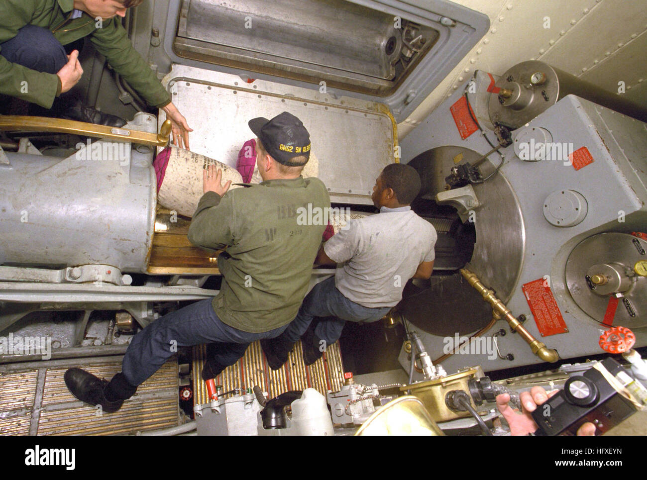 I membri dell'equipaggio di pistola collocare sacchetti di polvere sul vassoio spanning del marchio di centro 7 15 pollici/50-pistola calibro in n. 2 la torretta a bordo della nave da guerra USS IOWA (BB-61). L' equipaggio è in fase di caricamento che cosa sarà il 1000esimo round sparato dal IOWAs 16 pollici cannoni dal momento che la nave è rimessa in servizio. USS Iowa (BB-61) collocare sacchetti di polvere Foto Stock